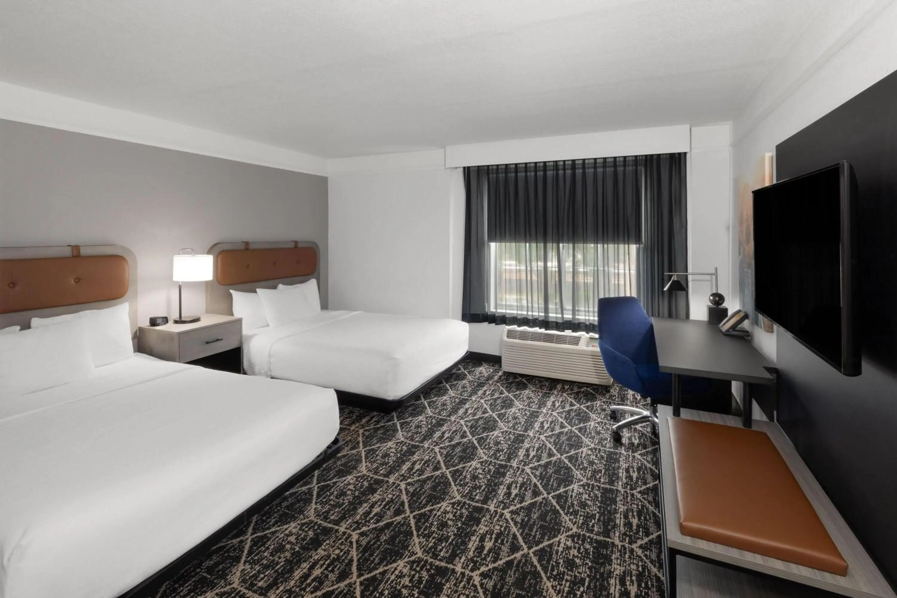 Photo of the whole room, Bed in La Quinta Inn & Suites by Wyndham Houston Bush IAH South