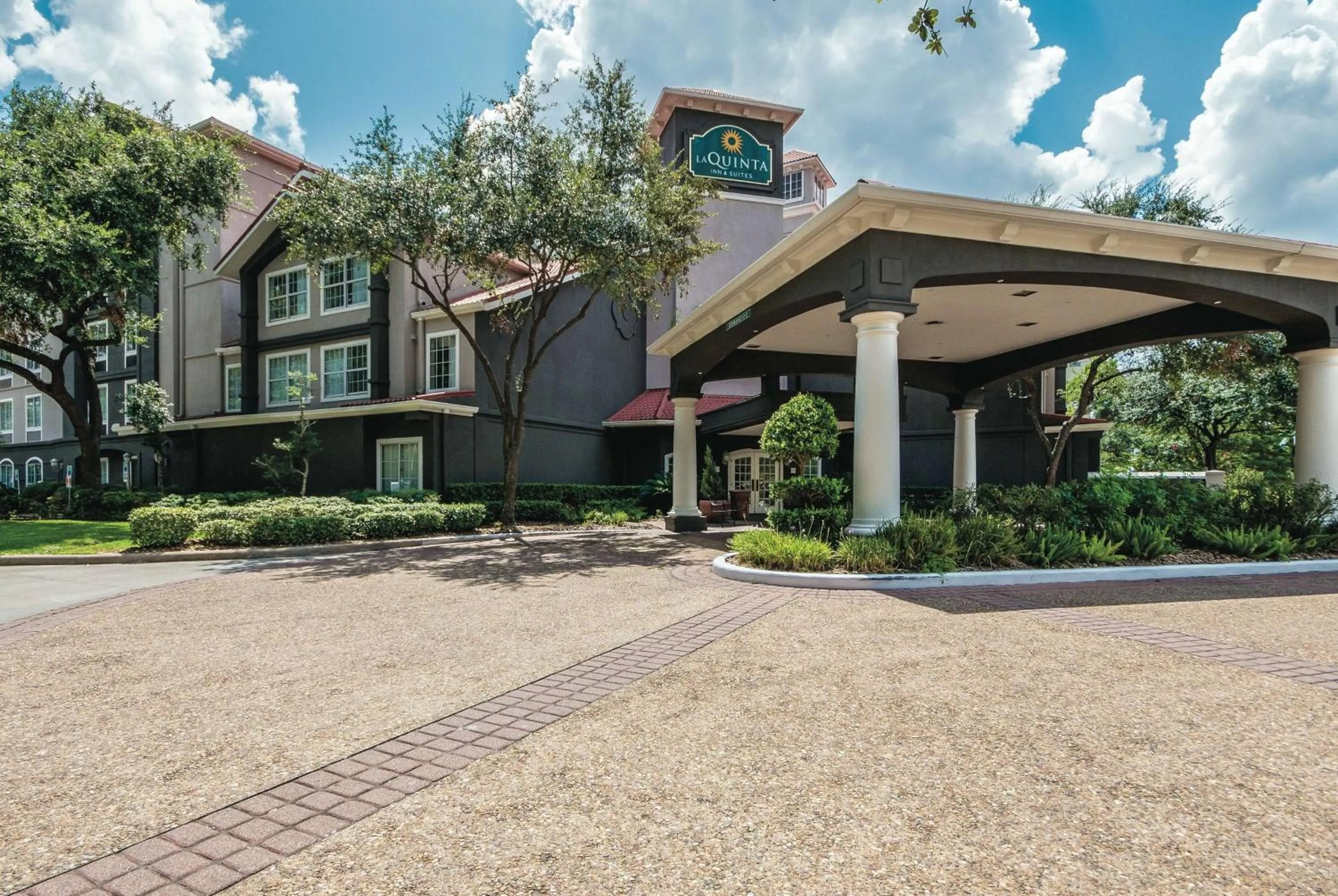 Property building in La Quinta Inn & Suites by Wyndham Houston Bush IAH South