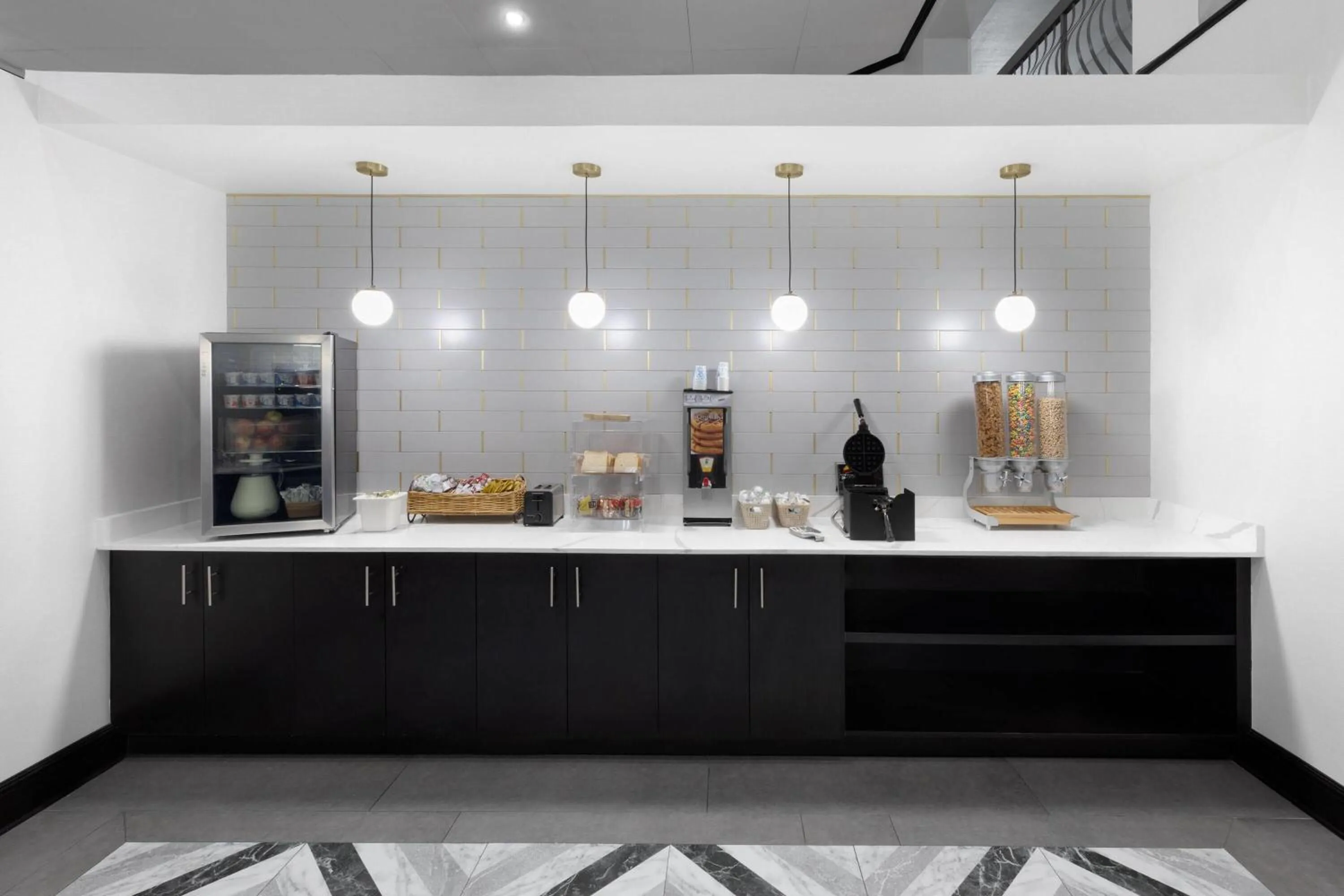 Breakfast in La Quinta Inn & Suites by Wyndham Houston Bush IAH South