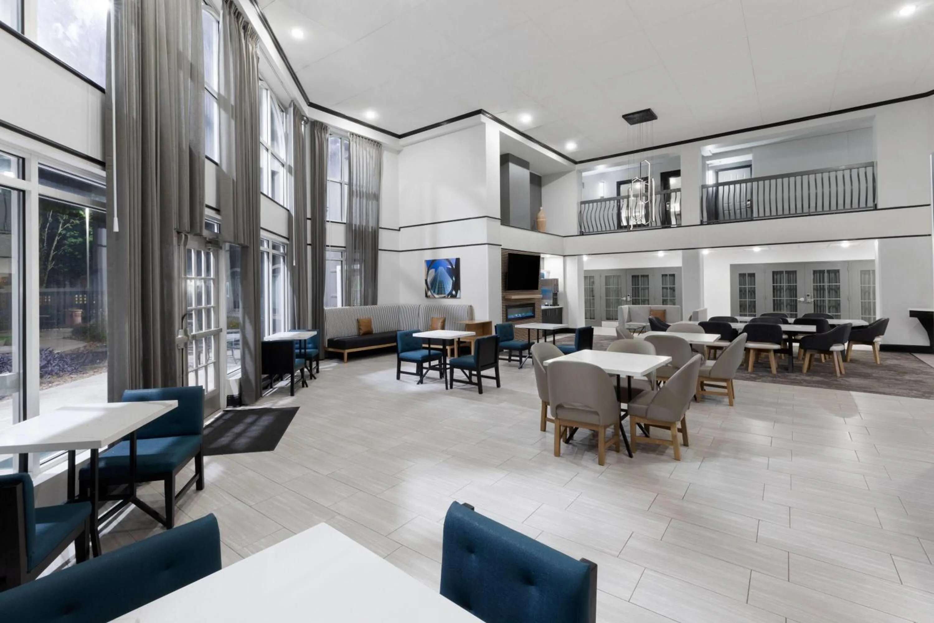 Lobby or reception in La Quinta Inn & Suites by Wyndham Houston Bush IAH South