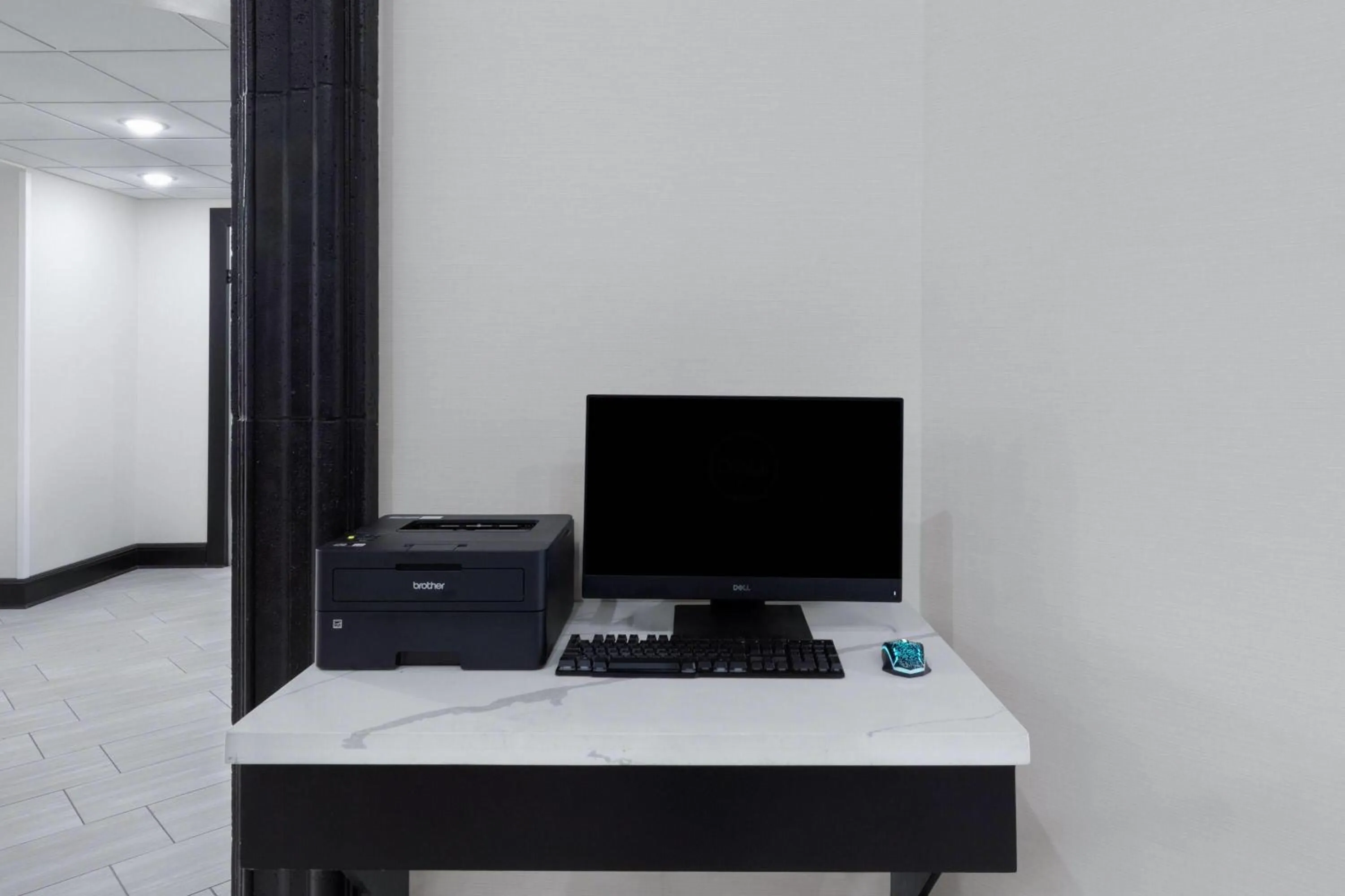 Business facilities in La Quinta Inn & Suites by Wyndham Houston Bush IAH South