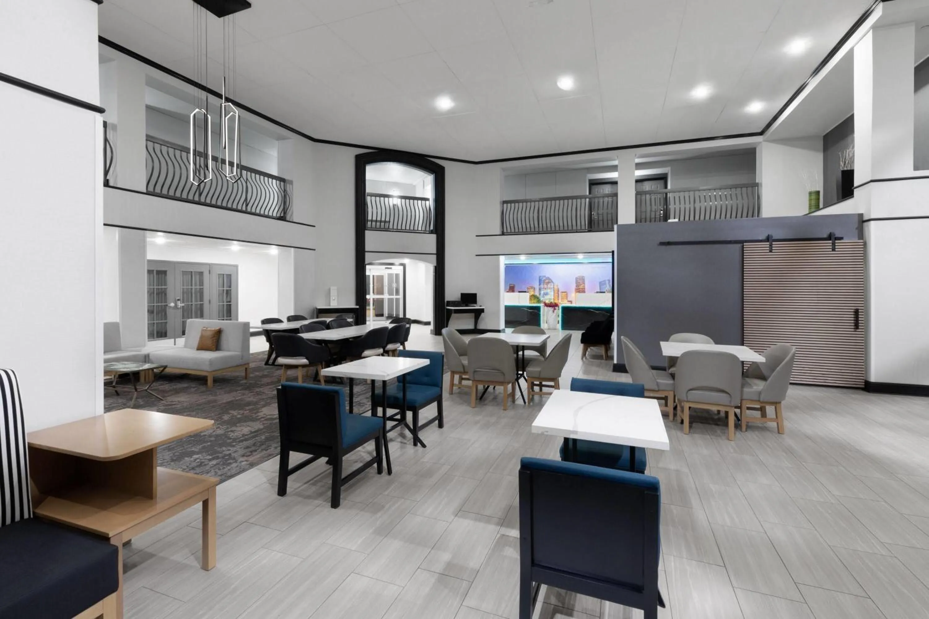 Lobby or reception in La Quinta Inn & Suites by Wyndham Houston Bush IAH South