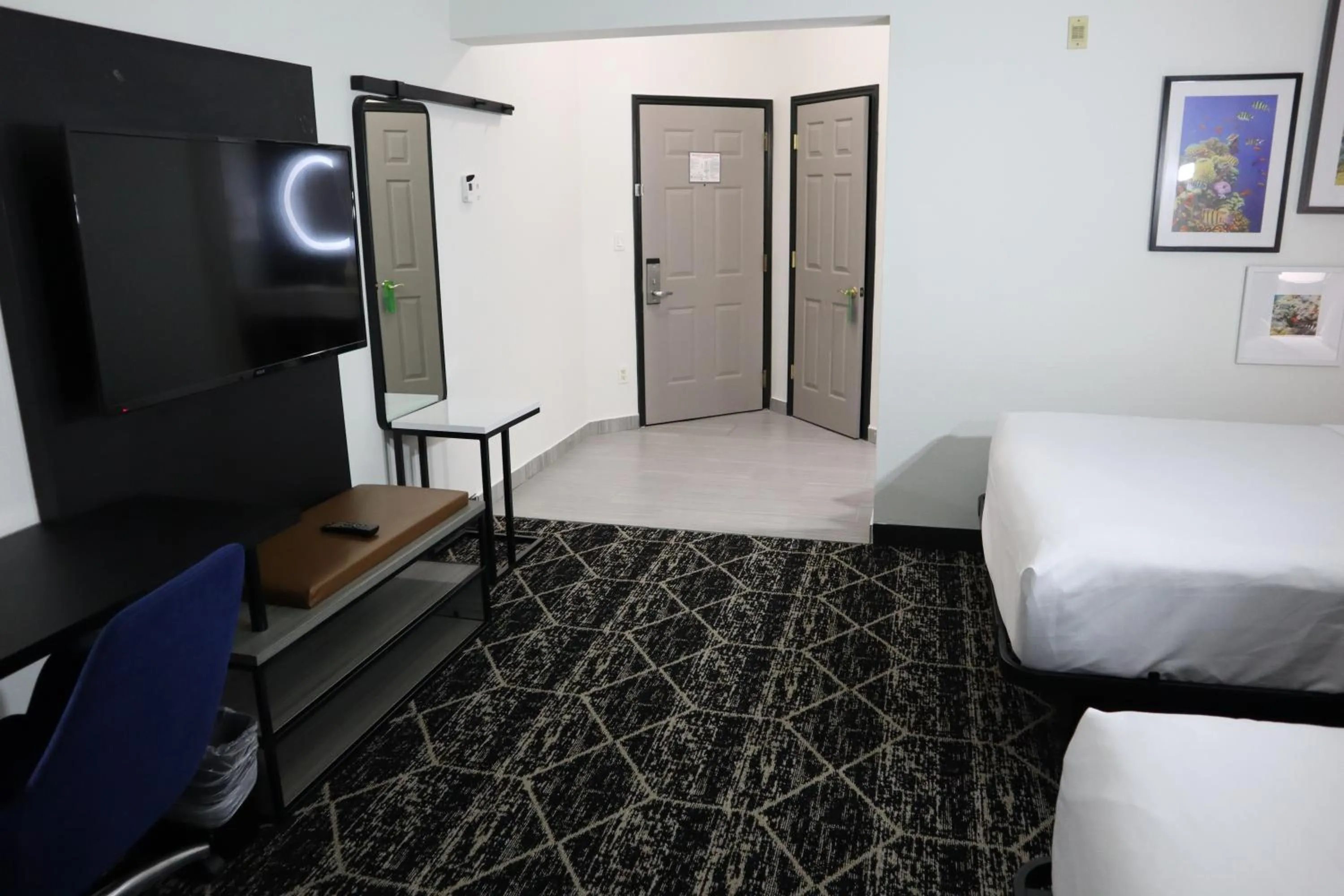 Bed in La Quinta Inn & Suites by Wyndham Houston Bush IAH South