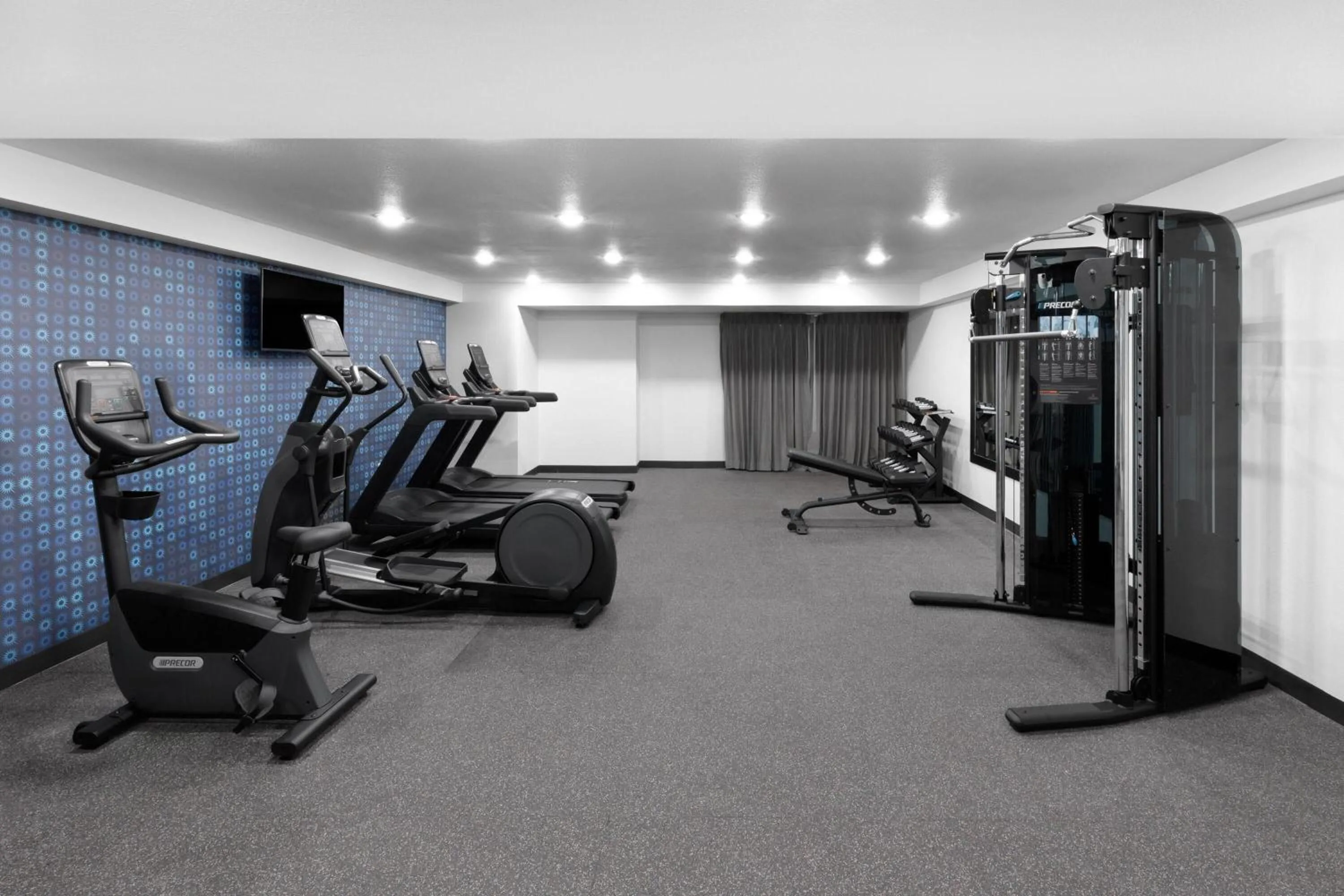 Fitness centre/facilities in La Quinta Inn & Suites by Wyndham Houston Bush IAH South