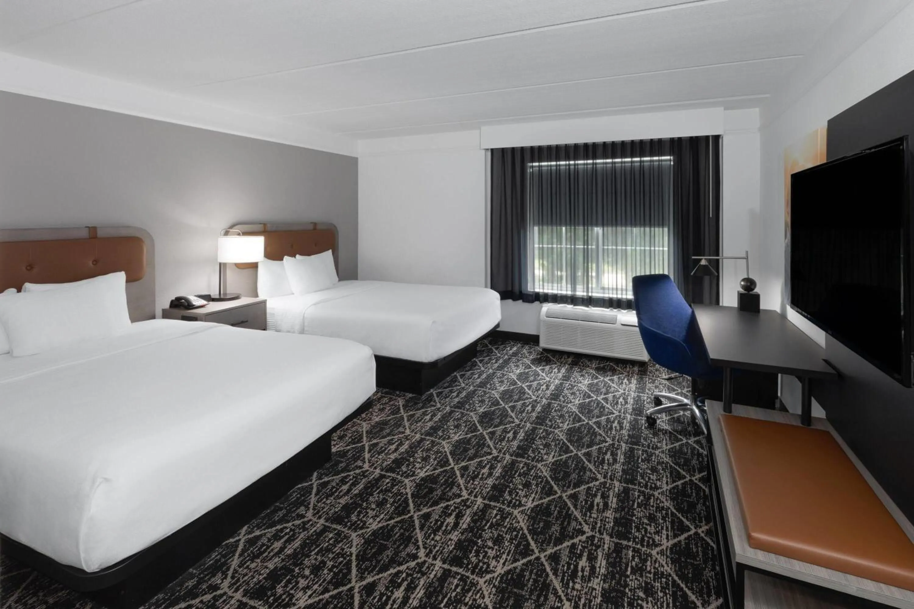 Photo of the whole room, Bed in La Quinta Inn & Suites by Wyndham Houston Bush IAH South