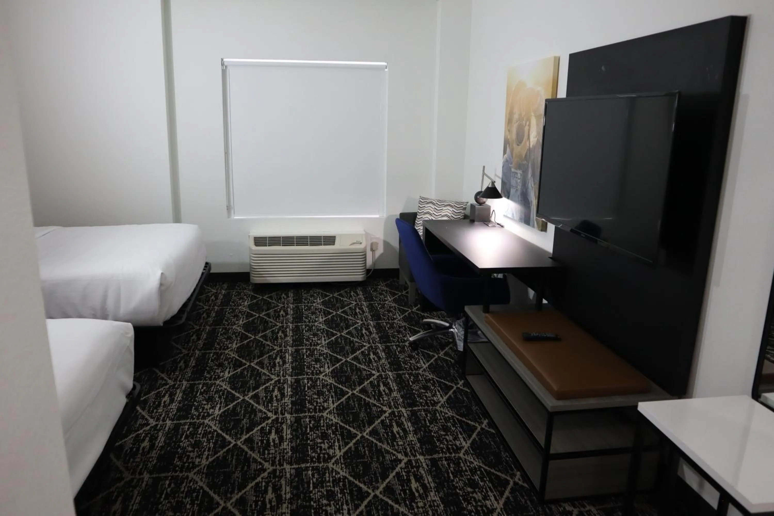 Bed in La Quinta Inn & Suites by Wyndham Houston Bush IAH South