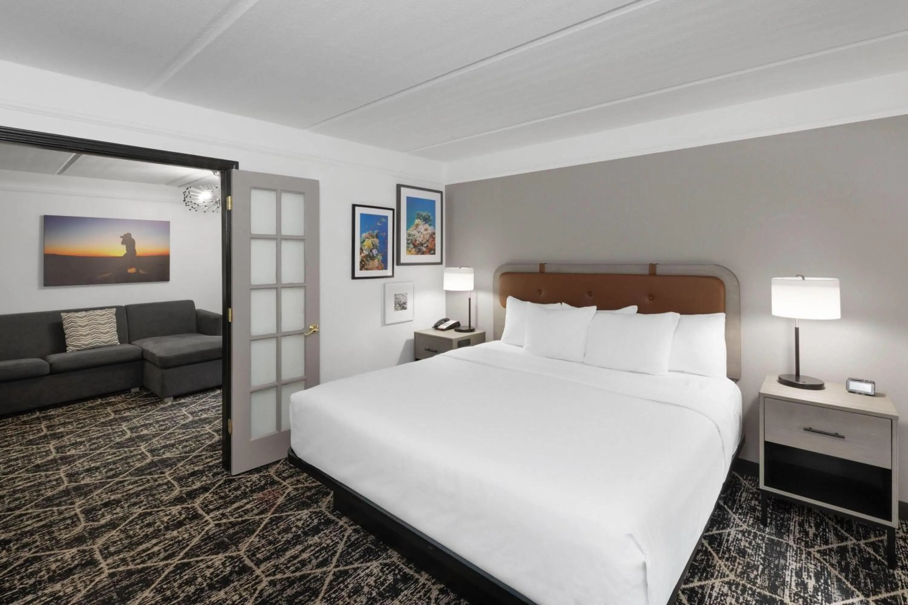 Photo of the whole room, Bed in La Quinta Inn & Suites by Wyndham Houston Bush IAH South