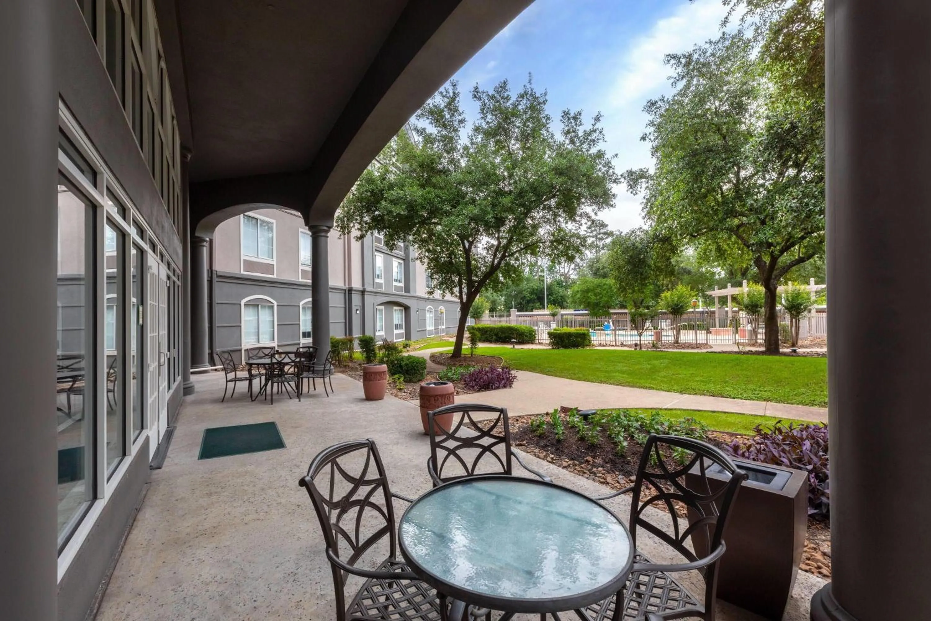 Inner courtyard view in La Quinta Inn & Suites by Wyndham Houston Bush IAH South
