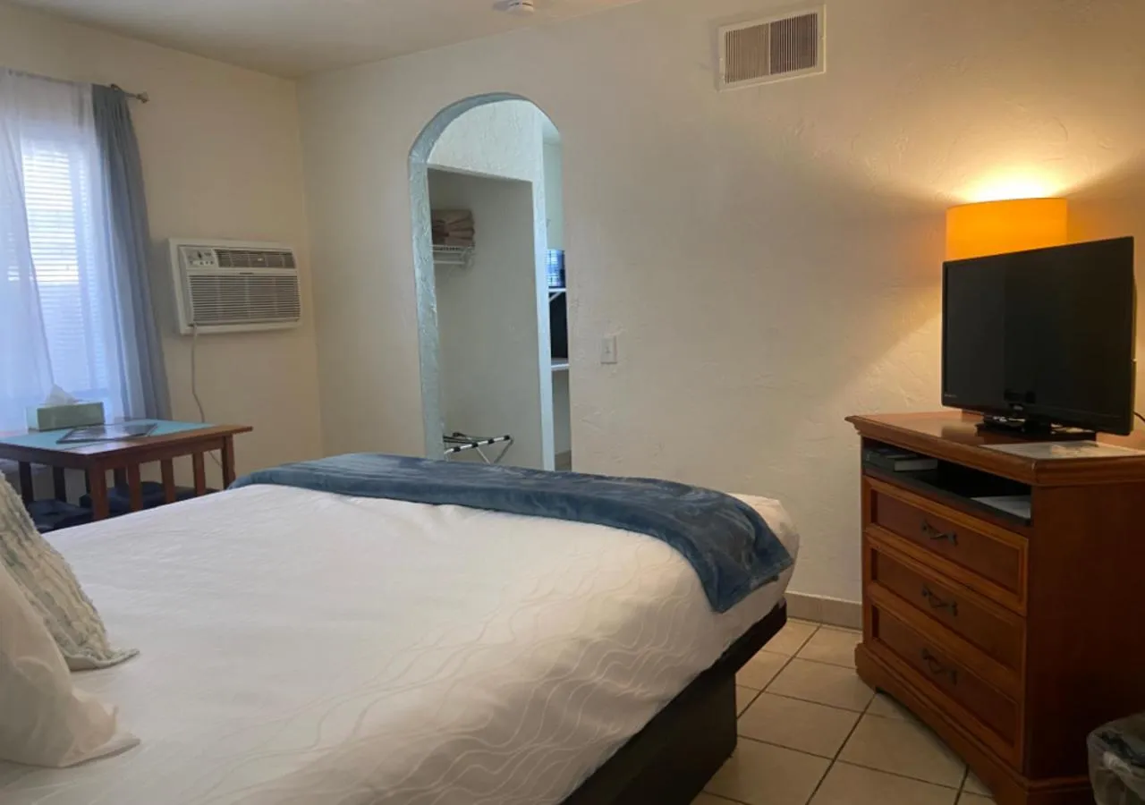 TV and multimedia, Bed in The Patriots Boutique Motel