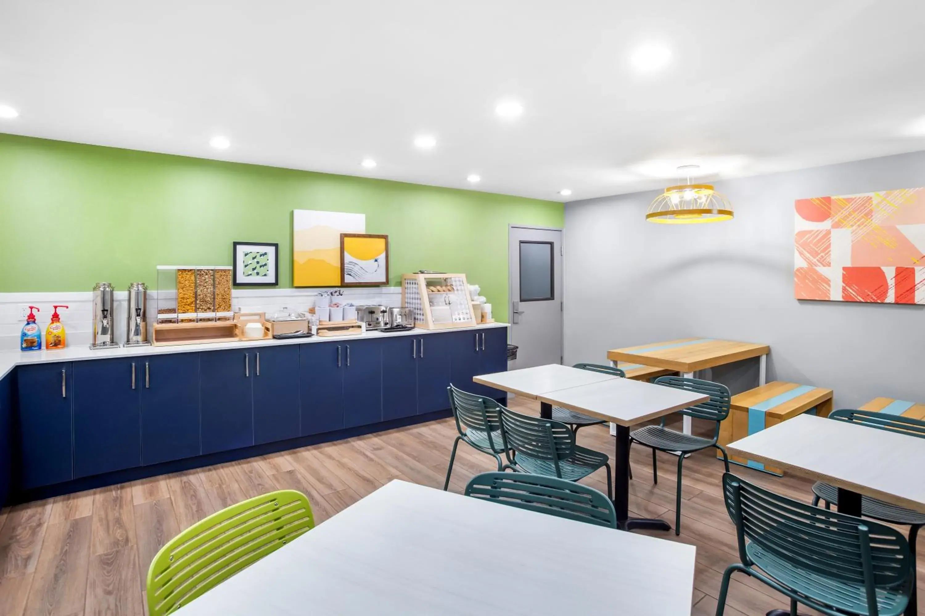 Restaurant/places to eat in Spark by Hilton Kent Seattle Restaurant/places to eat in Spark by Hilton Kent Seattle