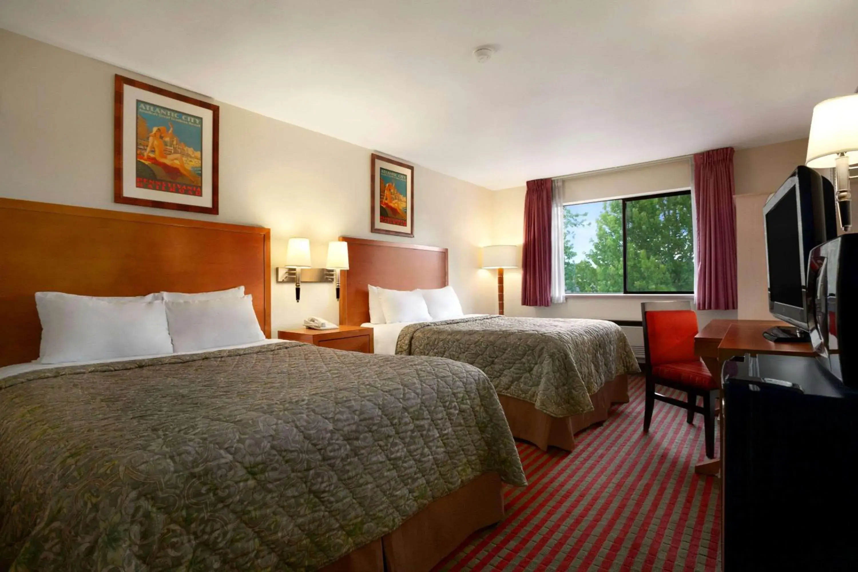 Photo of the whole room, Bed in Days Inn by Wyndham Kent 84th Ave Photo of the whole room, Bed in Days Inn by Wyndham Kent 84th Ave