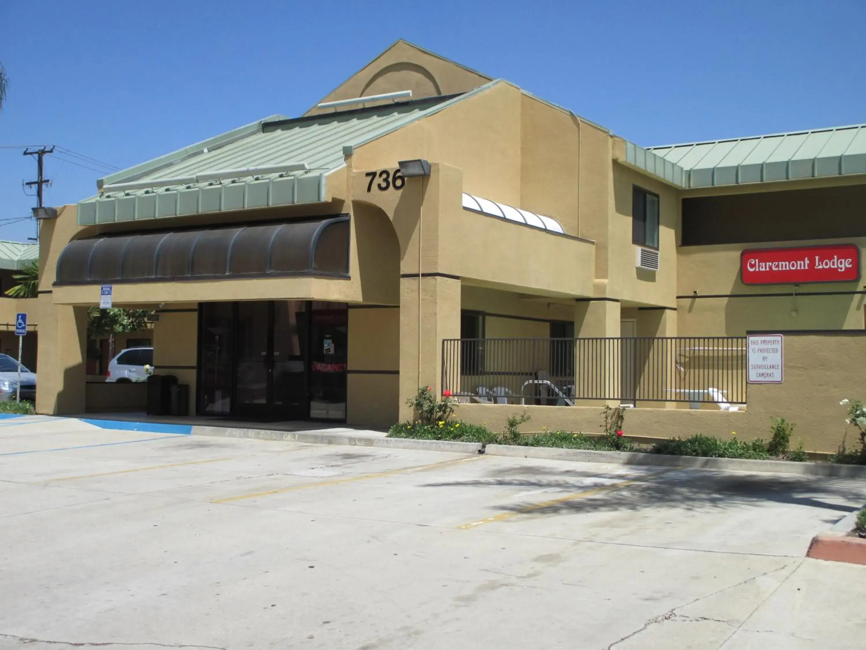 Facade/entrance in Claremont Lodge Facade/entrance in Claremont Lodge