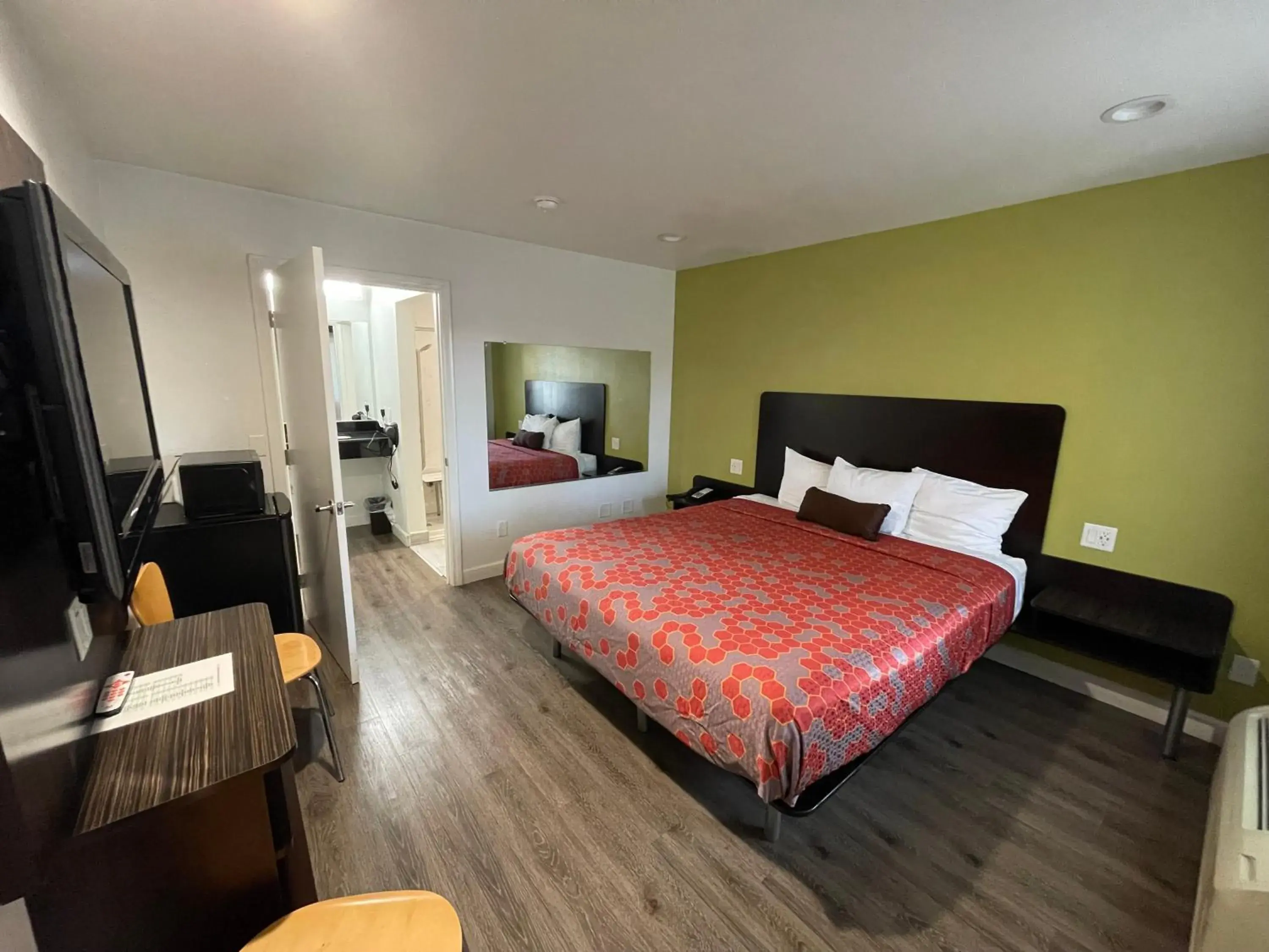 Photo of the whole room, Bed in Claremont Lodge Photo of the whole room, Bed in Claremont Lodge