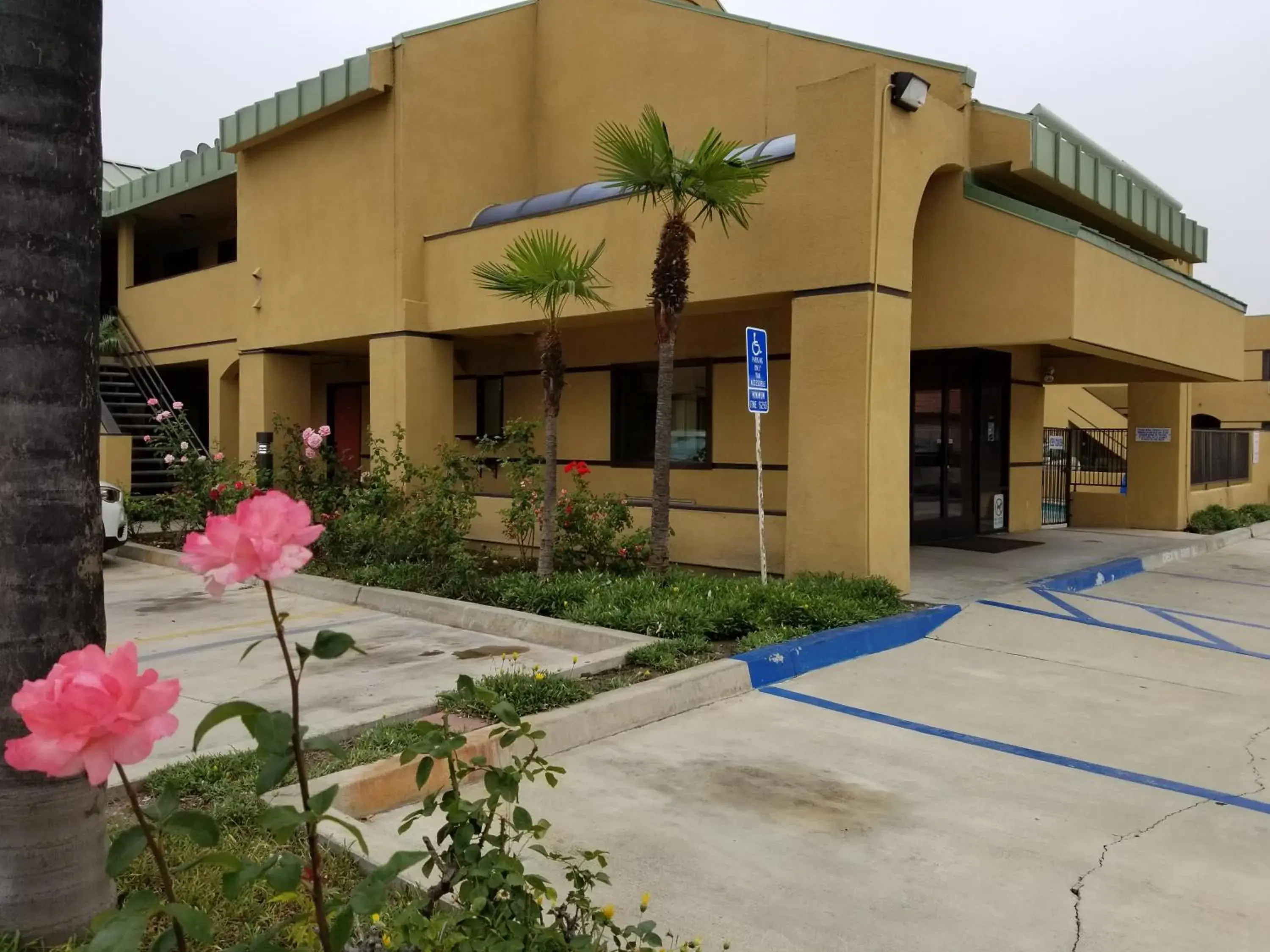 Facade/entrance in Claremont Lodge Facade/entrance in Claremont Lodge