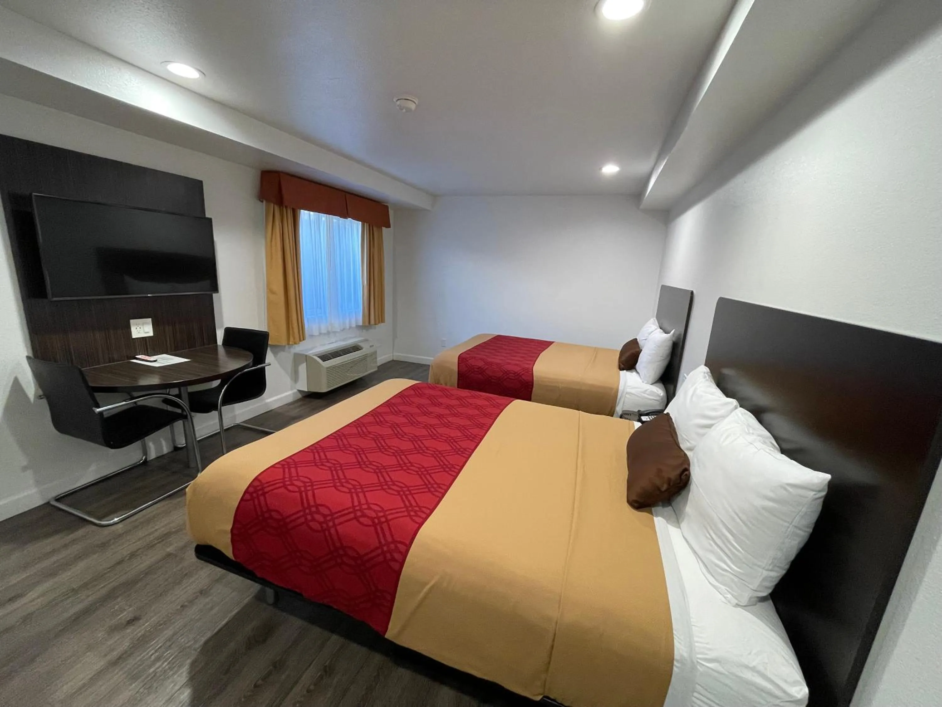 Photo of the whole room, Bed in Claremont Lodge