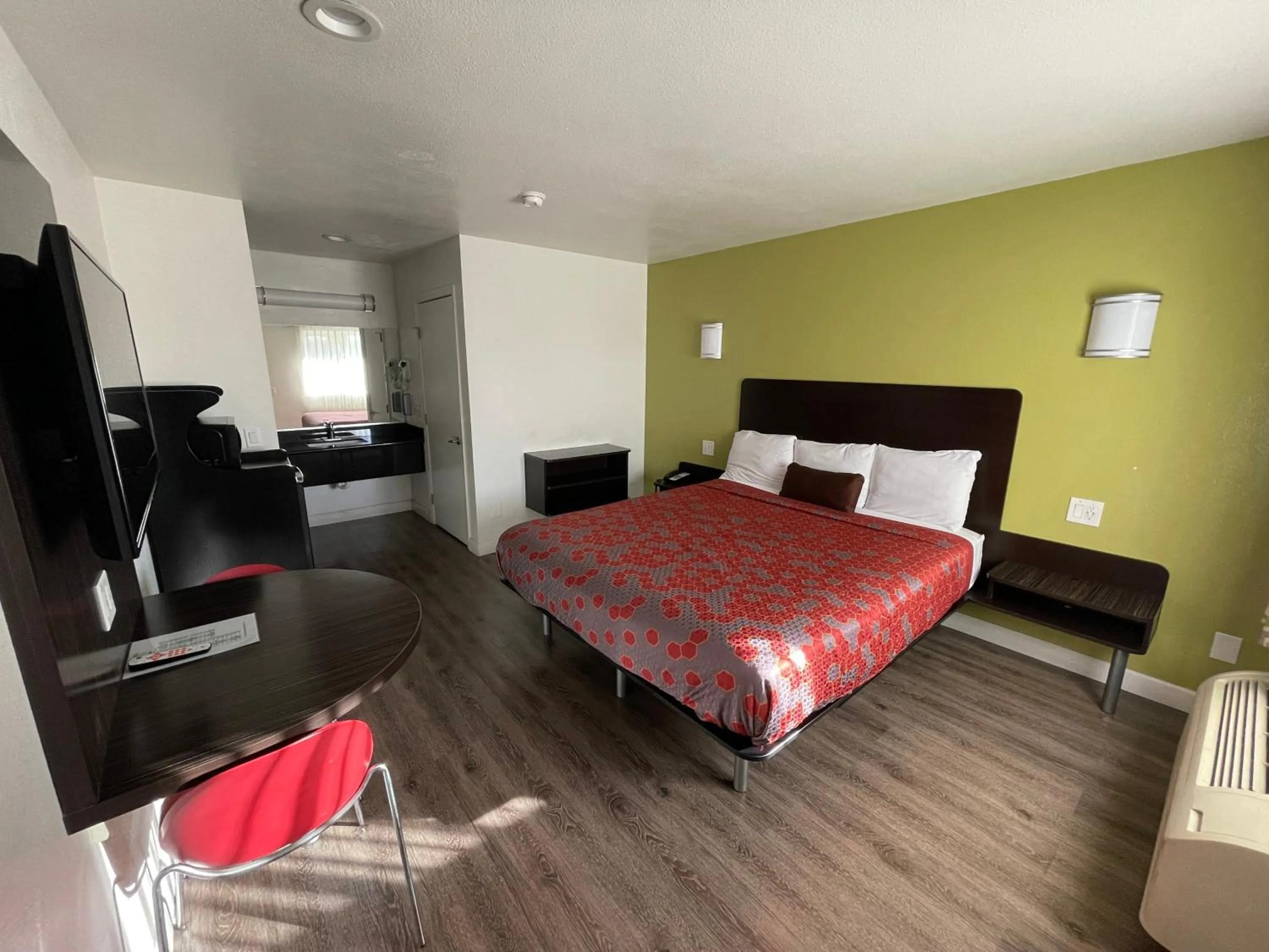 Photo of the whole room, Bed in Claremont Lodge