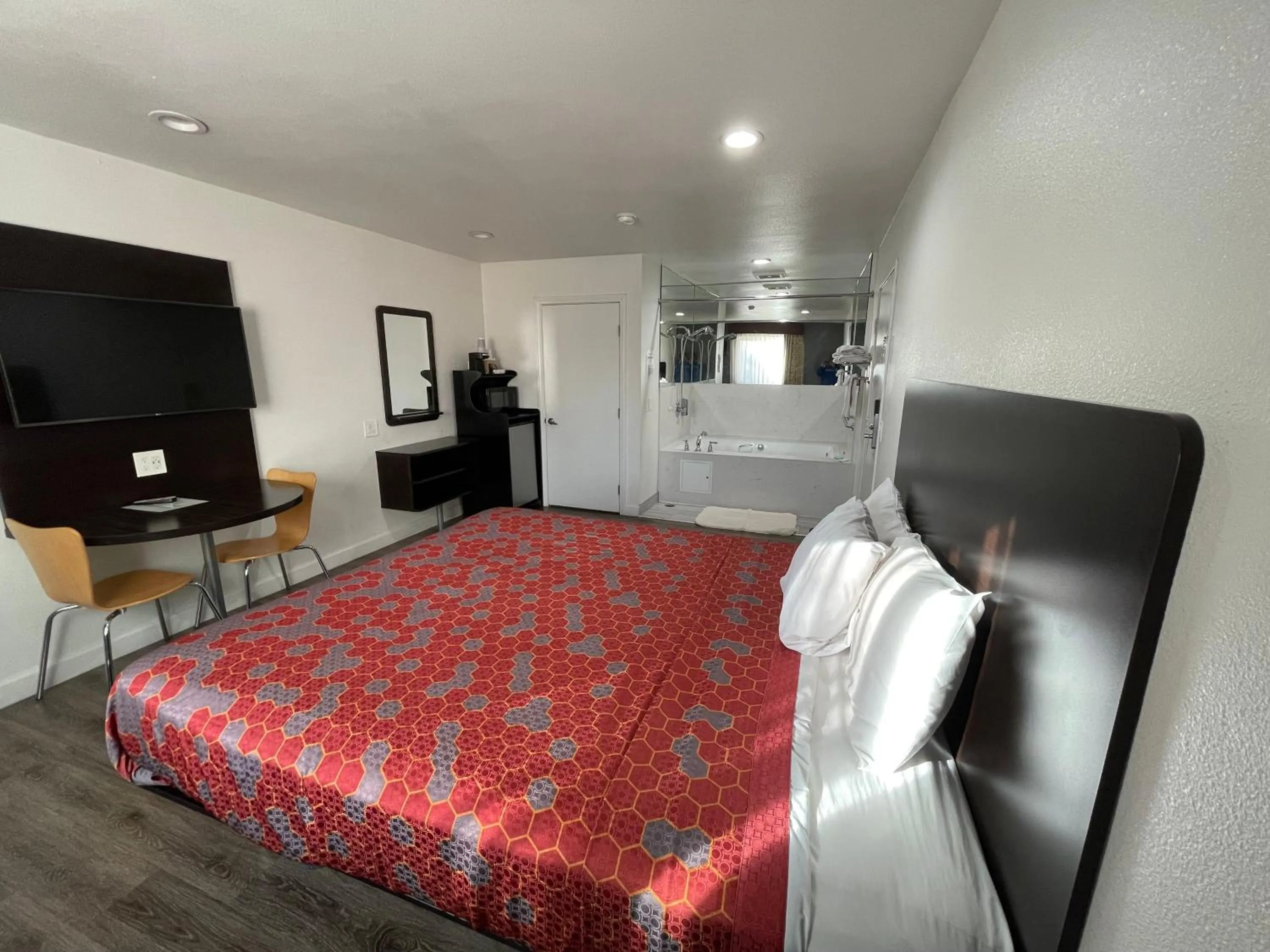 Photo of the whole room, Bed in Claremont Lodge