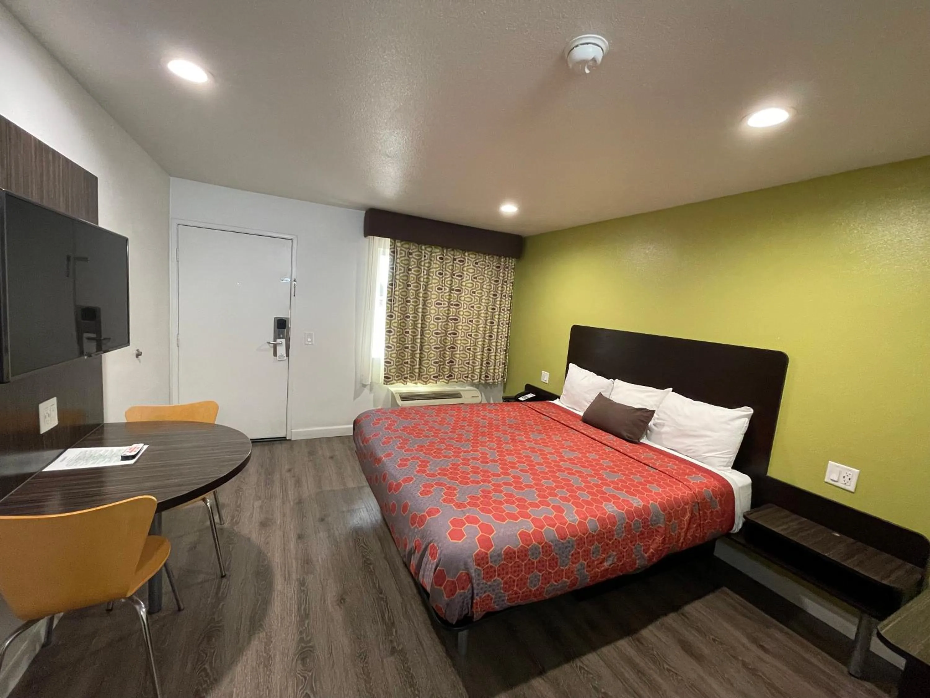 Photo of the whole room, Bed in Claremont Lodge