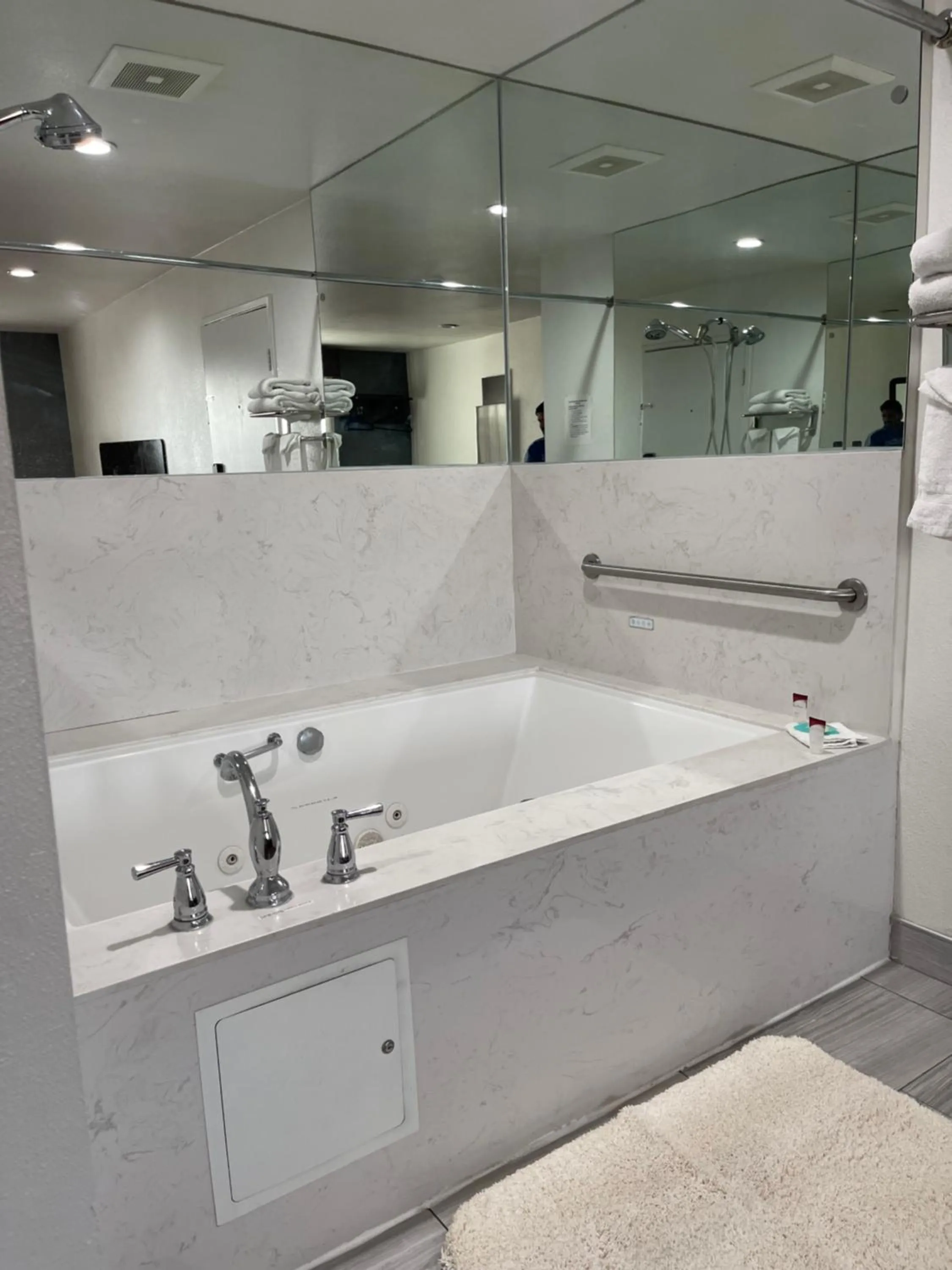 Hot Tub in Claremont Lodge