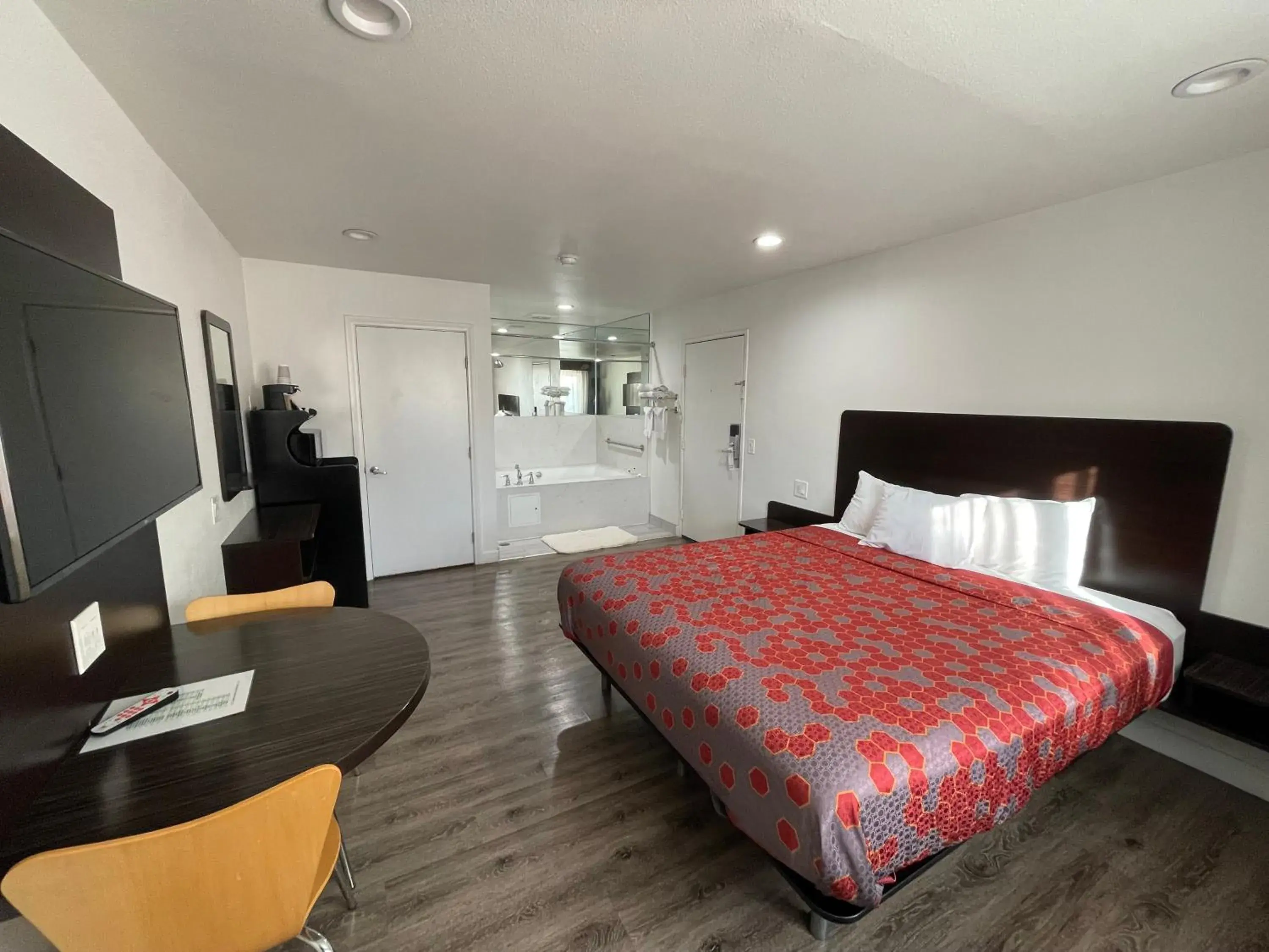 Photo of the whole room, Bed in Claremont Lodge Photo of the whole room, Bed in Claremont Lodge