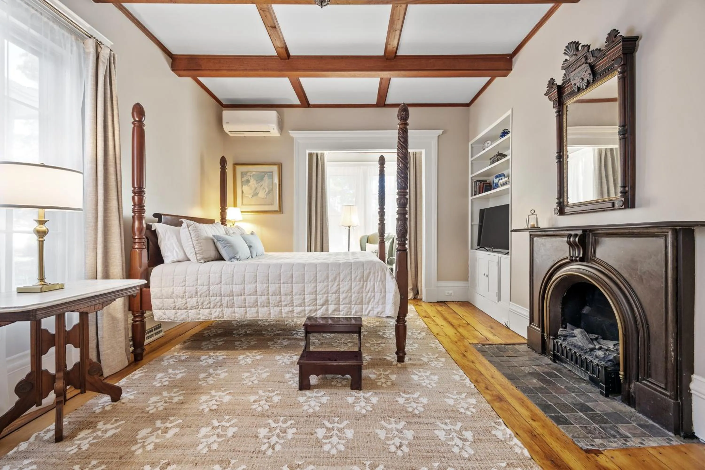 Bed in Isaiah Jones Homestead Bed and Breakfast