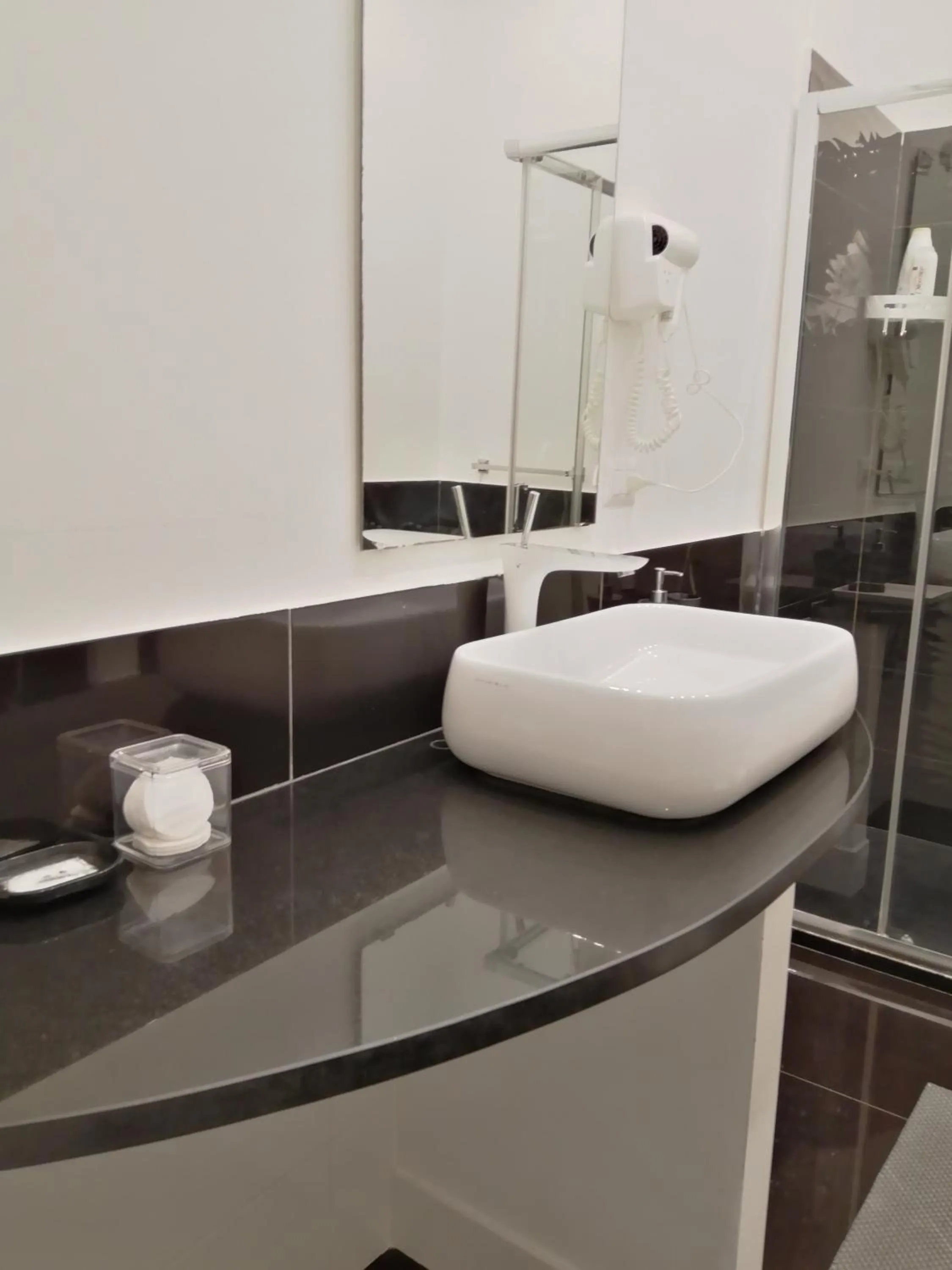 Bathroom in I DIOSCURI