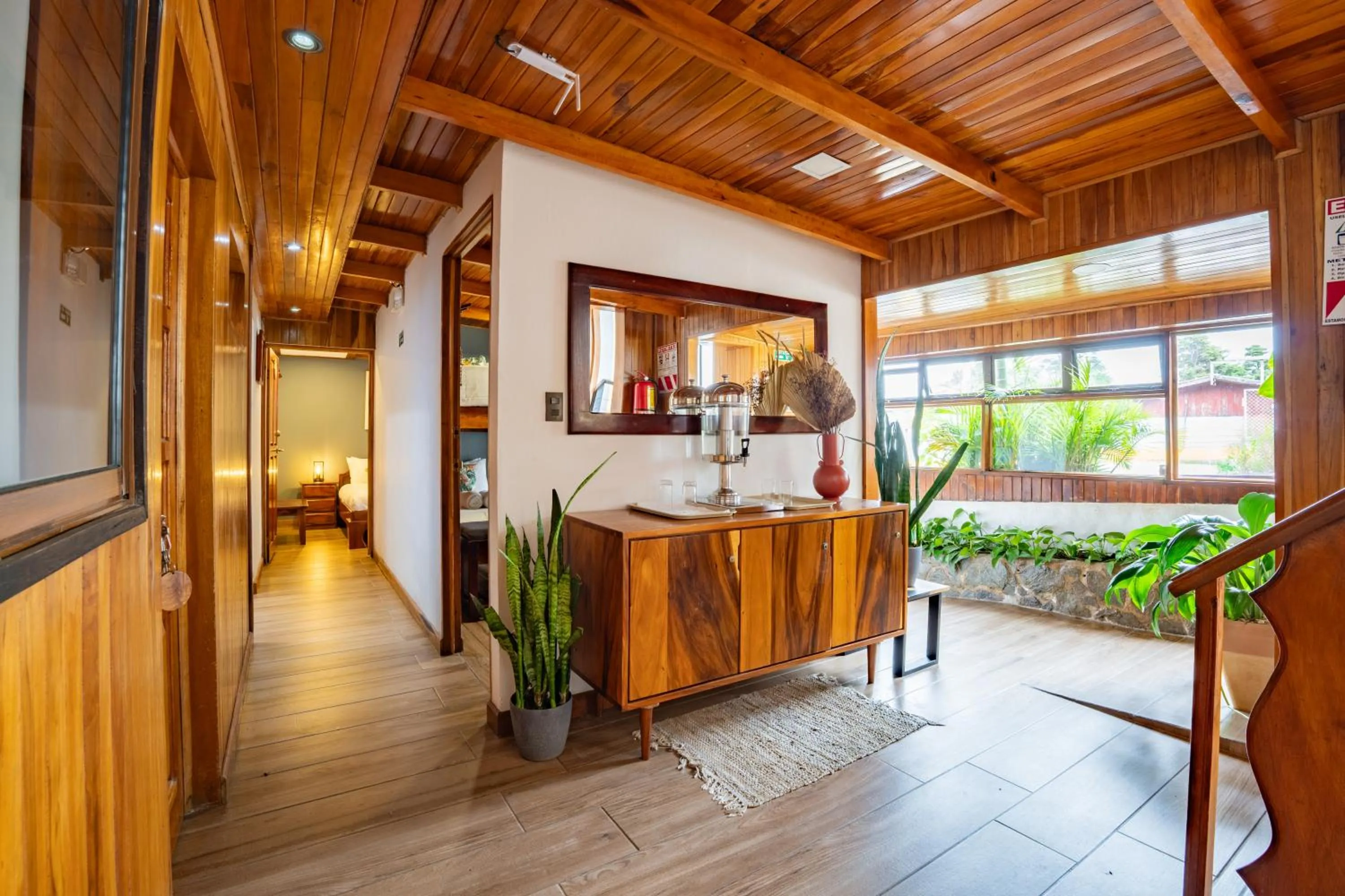 Communal lounge/ TV room in Camino Verde B&B Monteverde Costa Rica