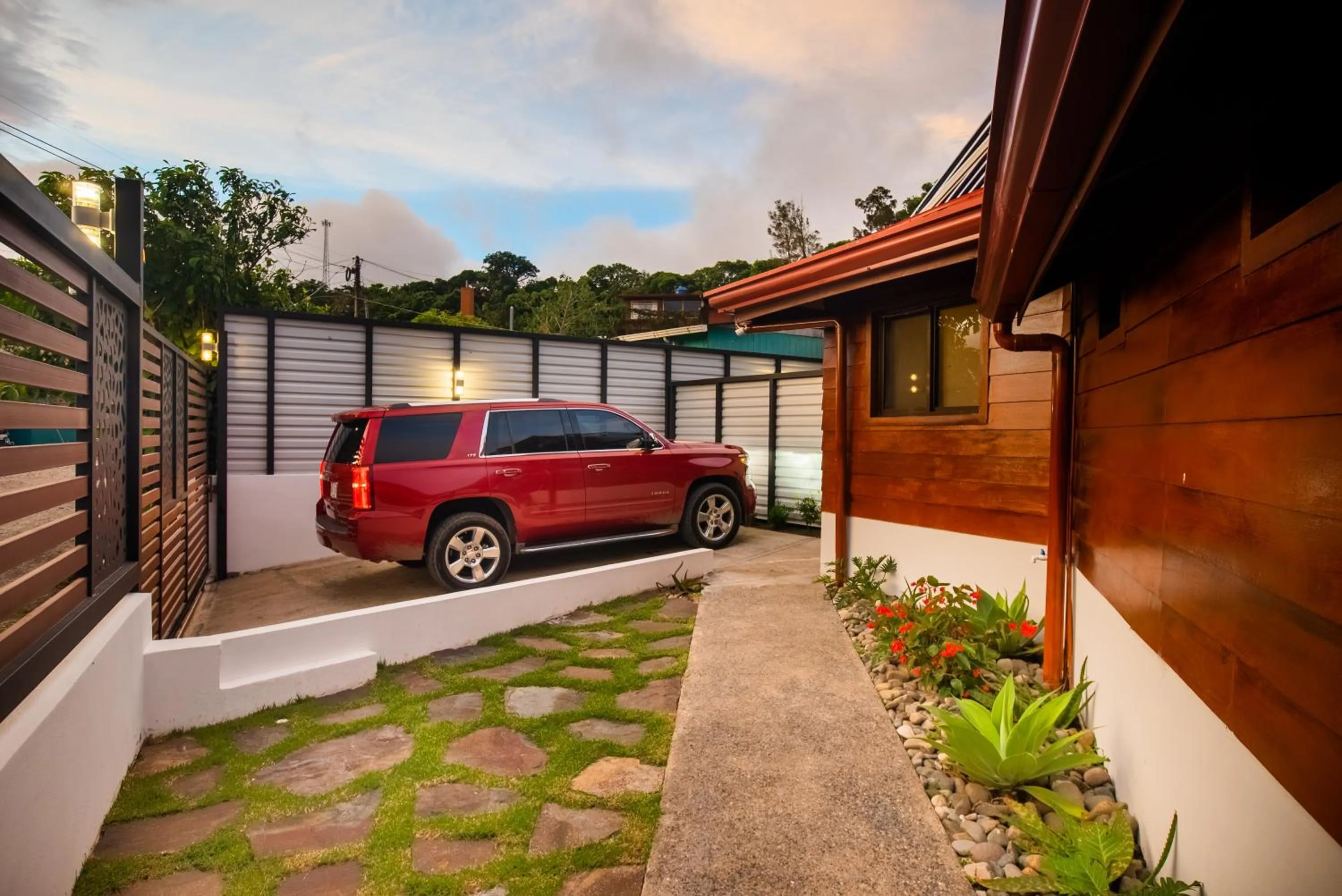 Parking in Camino Verde B&B Monteverde Costa Rica