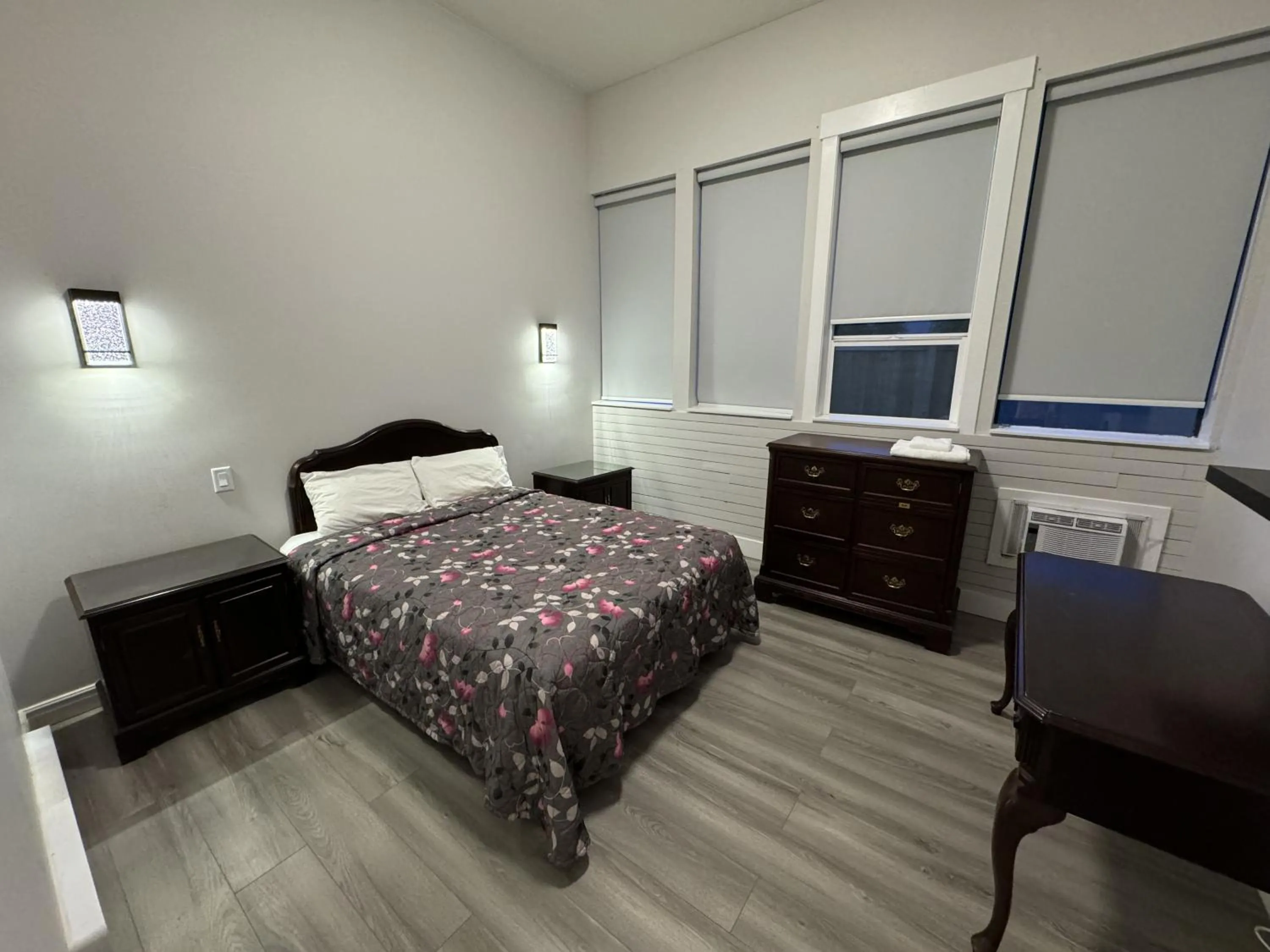 Bed in Inntowne Motel