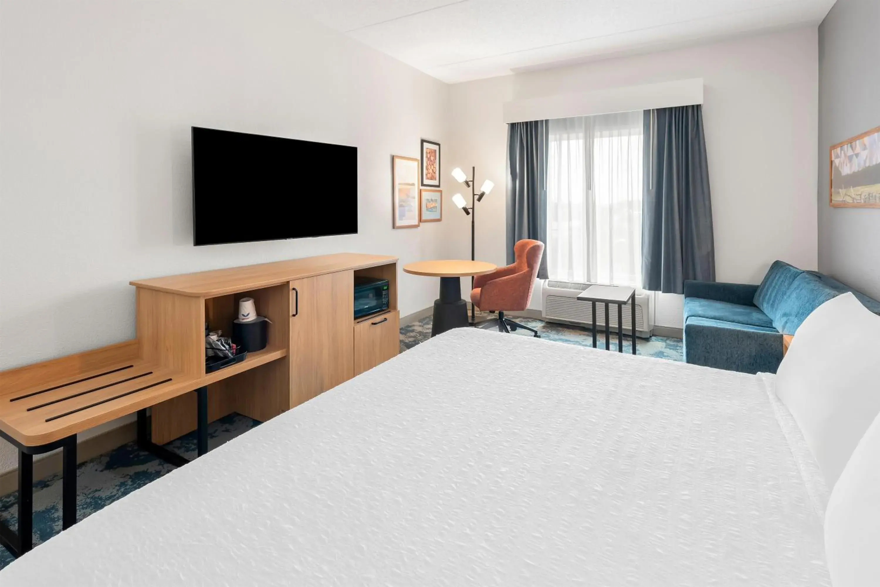 Living room, Bed in Hampton Inn Gainesville-Haymarket Living room, Bed in Hampton Inn Gainesville-Haymarket