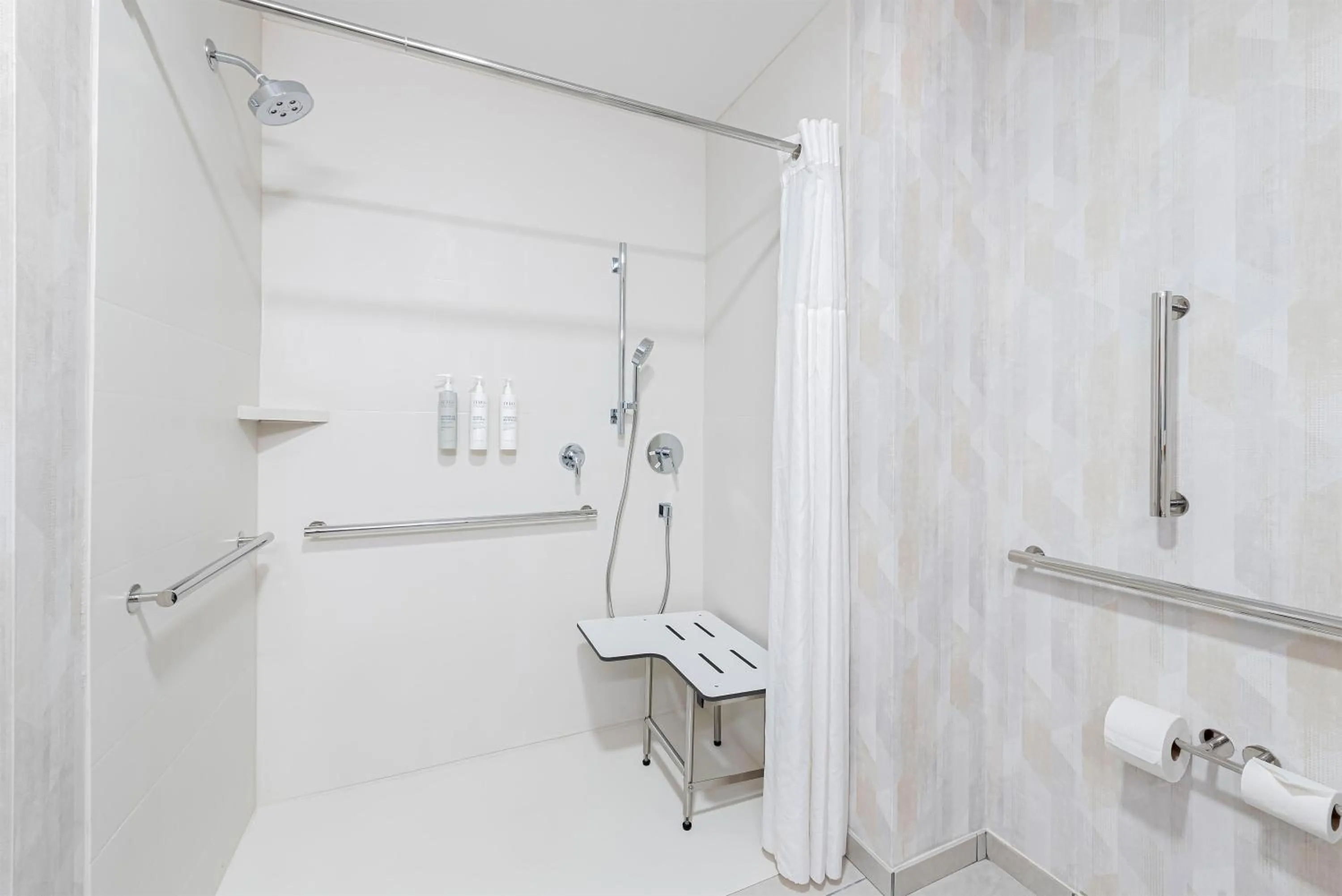 Bathroom in Hampton Inn Gainesville-Haymarket