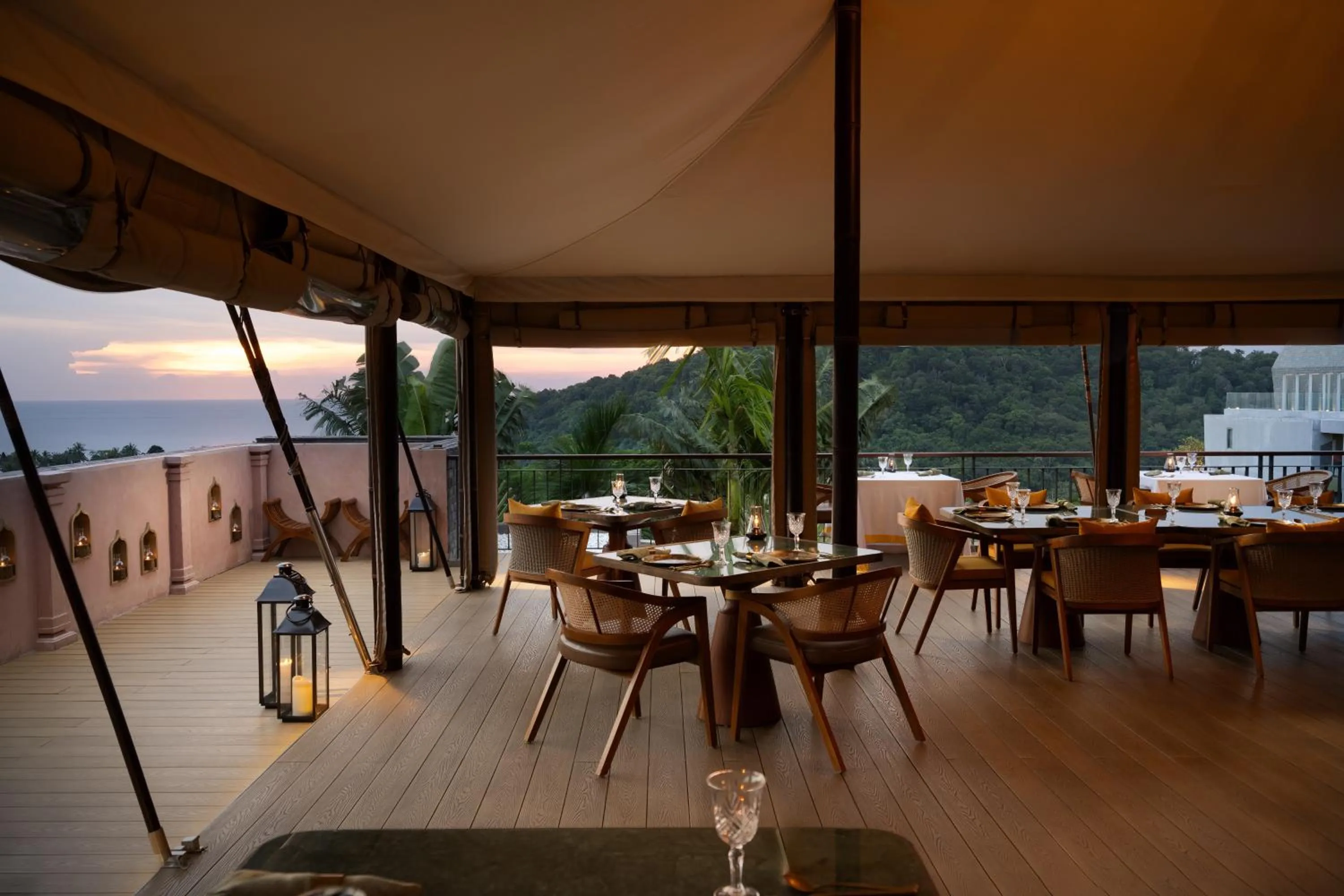 Restaurant/places to eat in Avista Hideaway Phuket Patong - MGallery