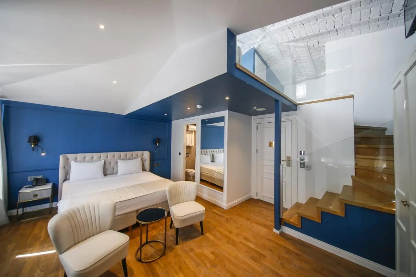 Photo of the whole room, Bed in Royal Tophane