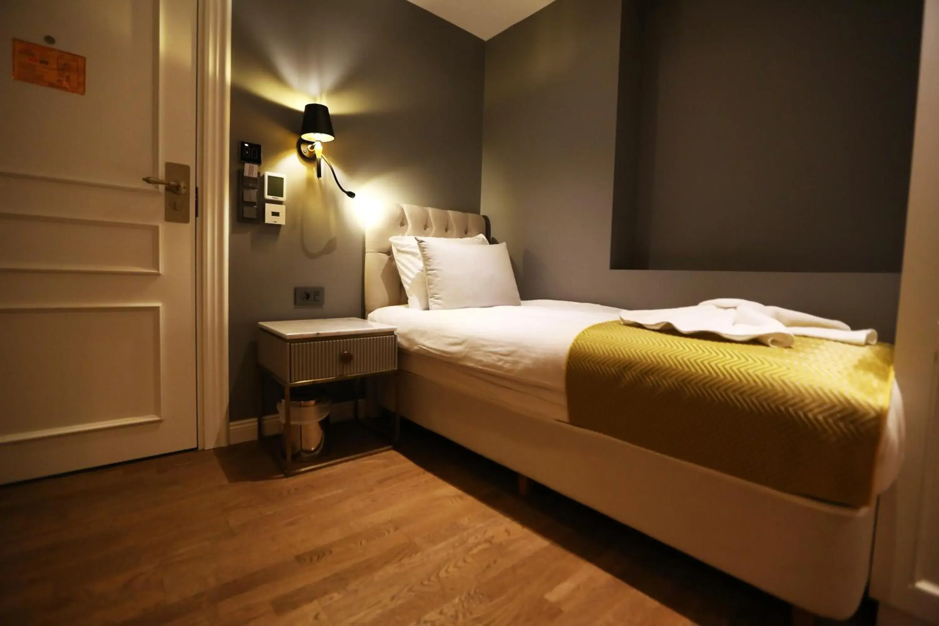 Bed in Royal Tophane Bed in Royal Tophane