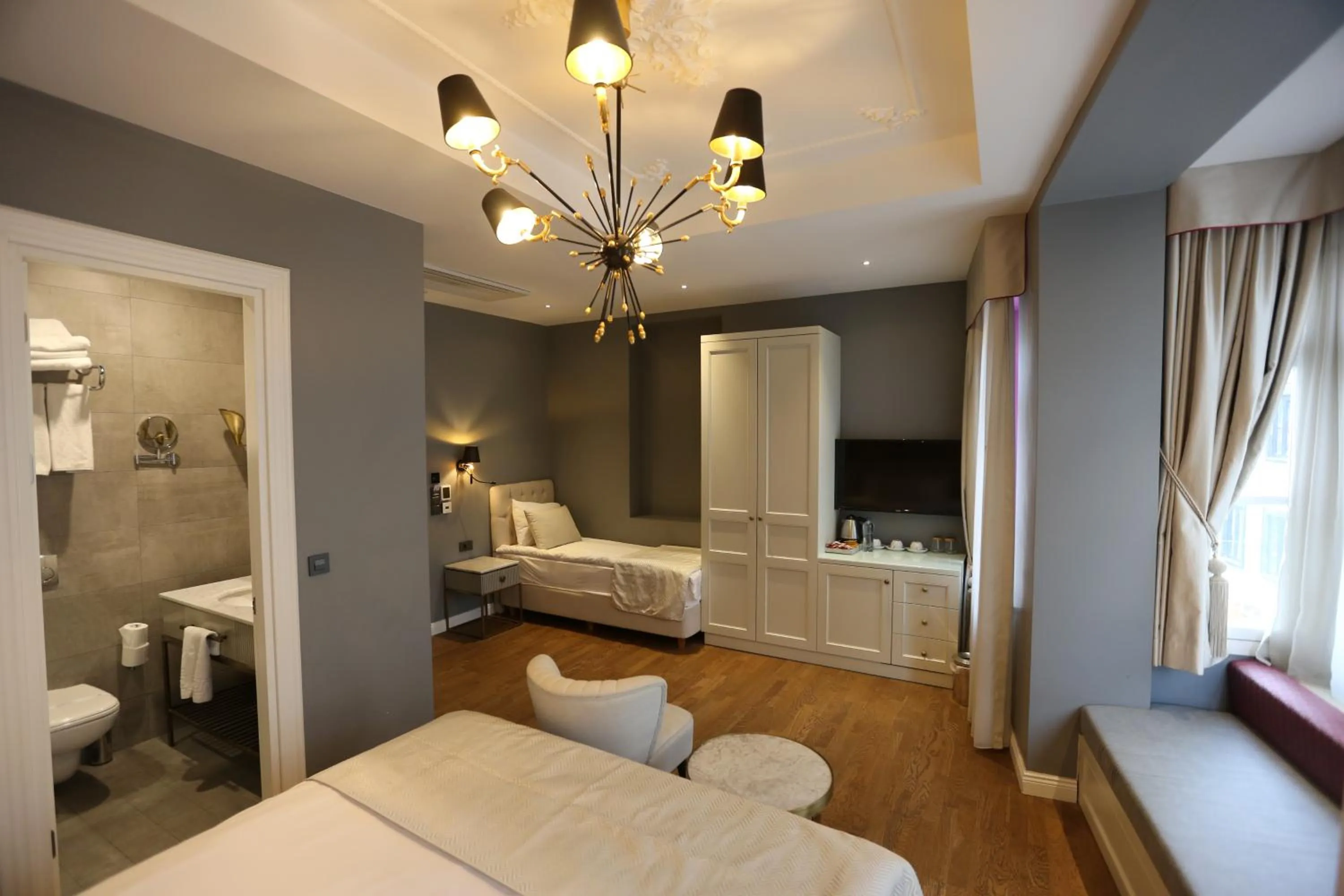 Communal lounge/ TV room, Bed in Royal Tophane