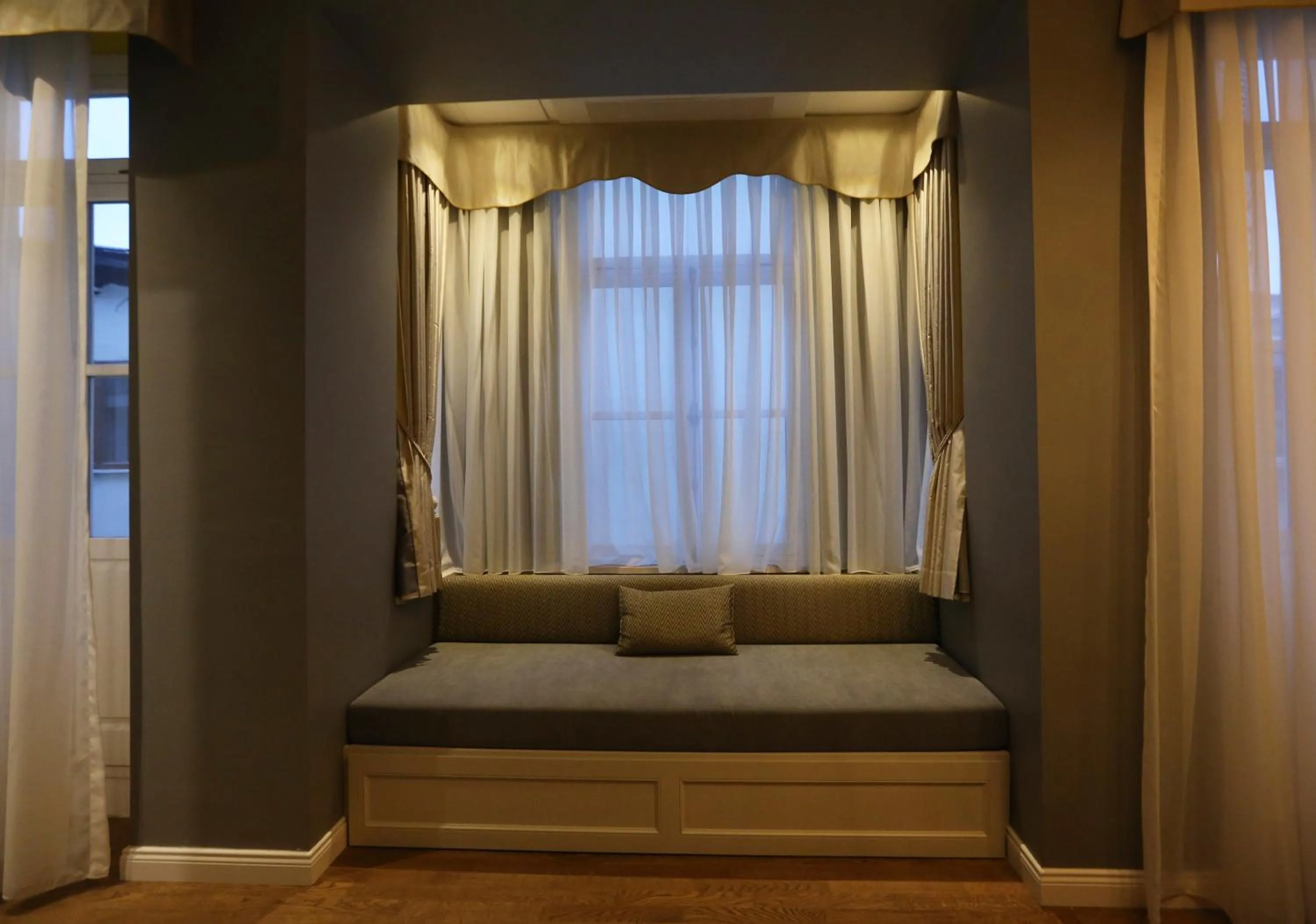 Seating area, Bed in Royal Tophane