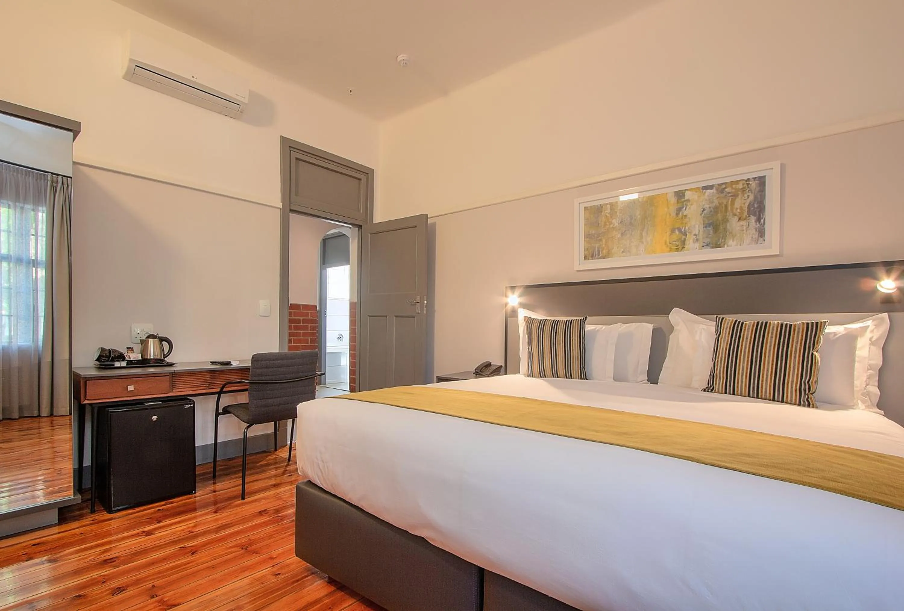 Bedroom, Bed in THE Pretoria Hotel