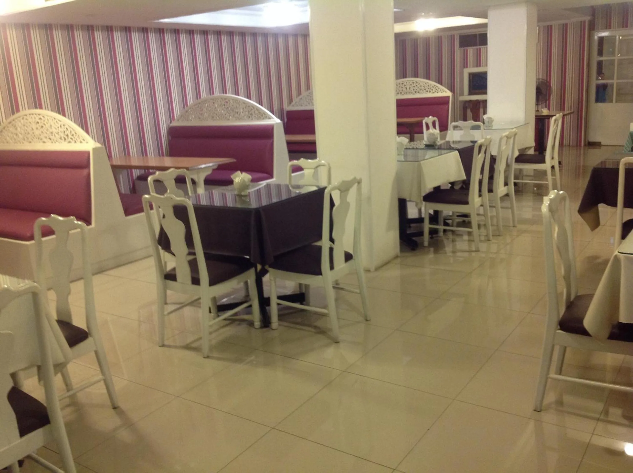 Restaurant/places to eat in Highway Hotel