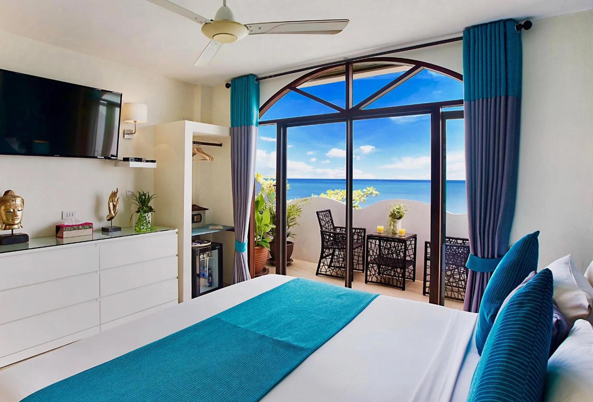 Photo of the whole room, Bed in Hacienda Fisherman's Village Koh Samui