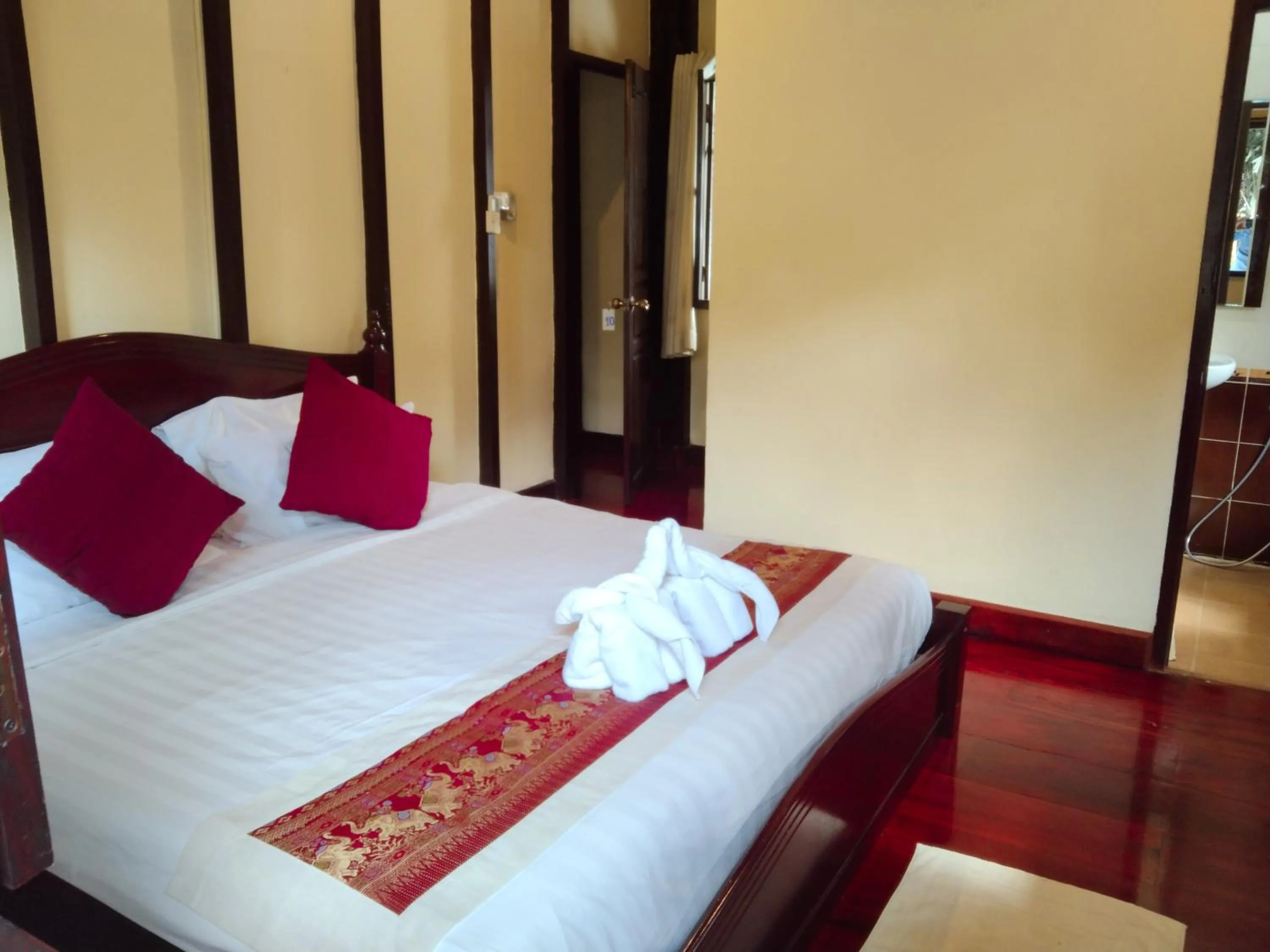 Bed in Ban Lakkham River View