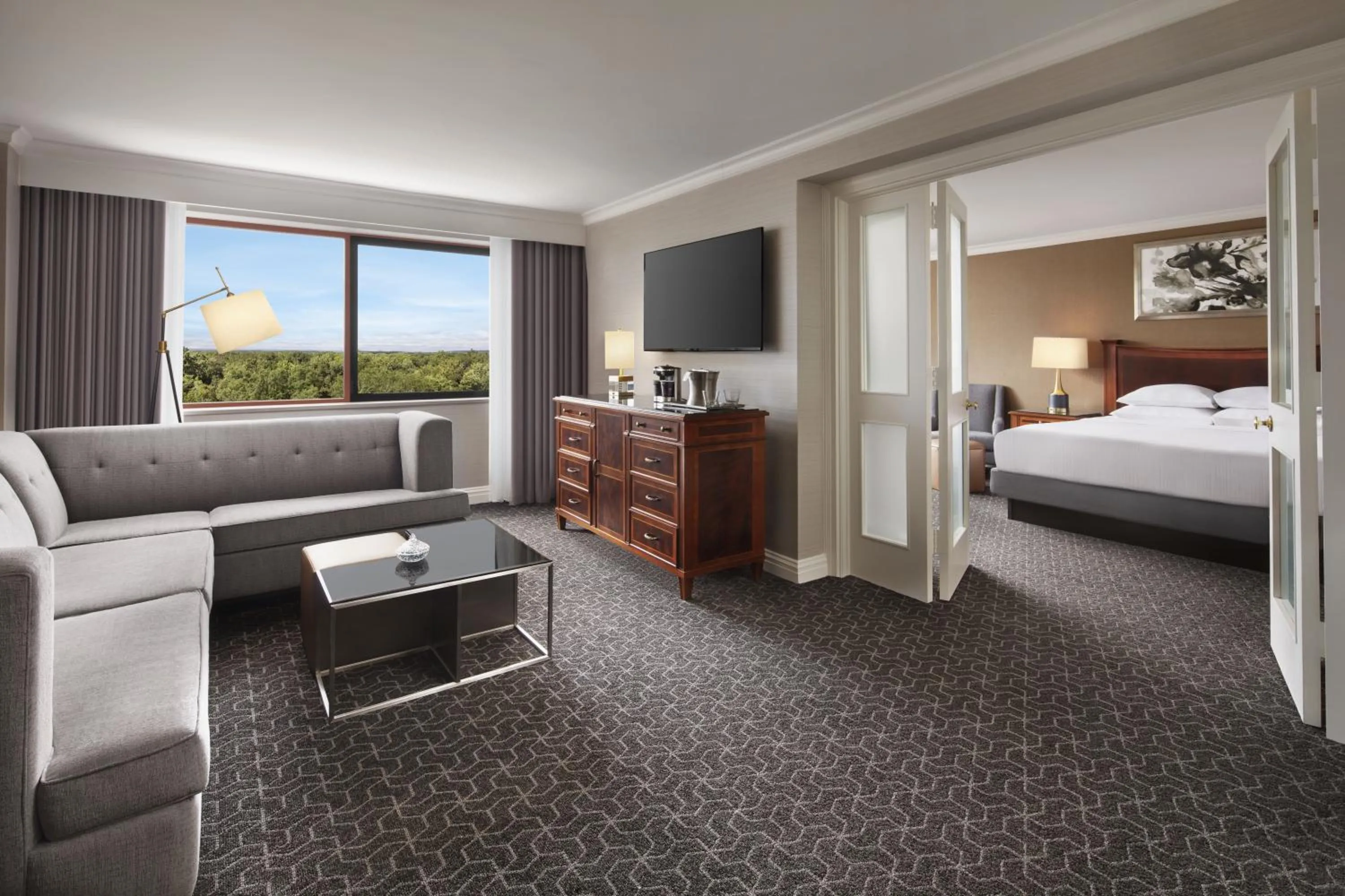 Living room, Bed in Hilton Short Hills