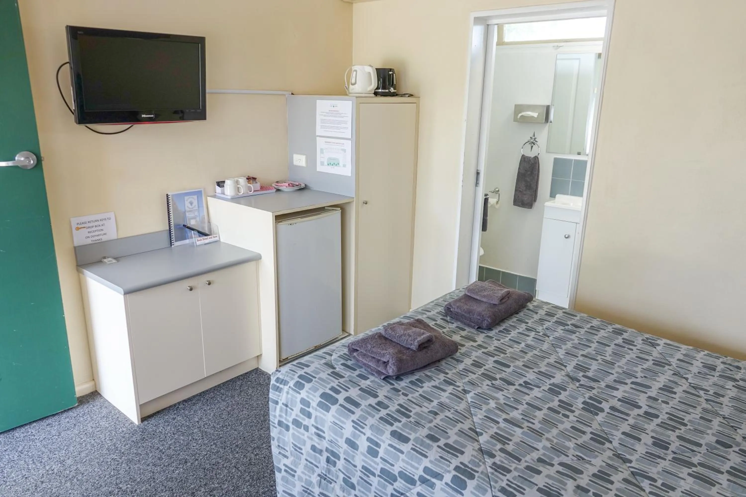 Coffee/tea facilities, Bed in Bairnsdale Main Motel