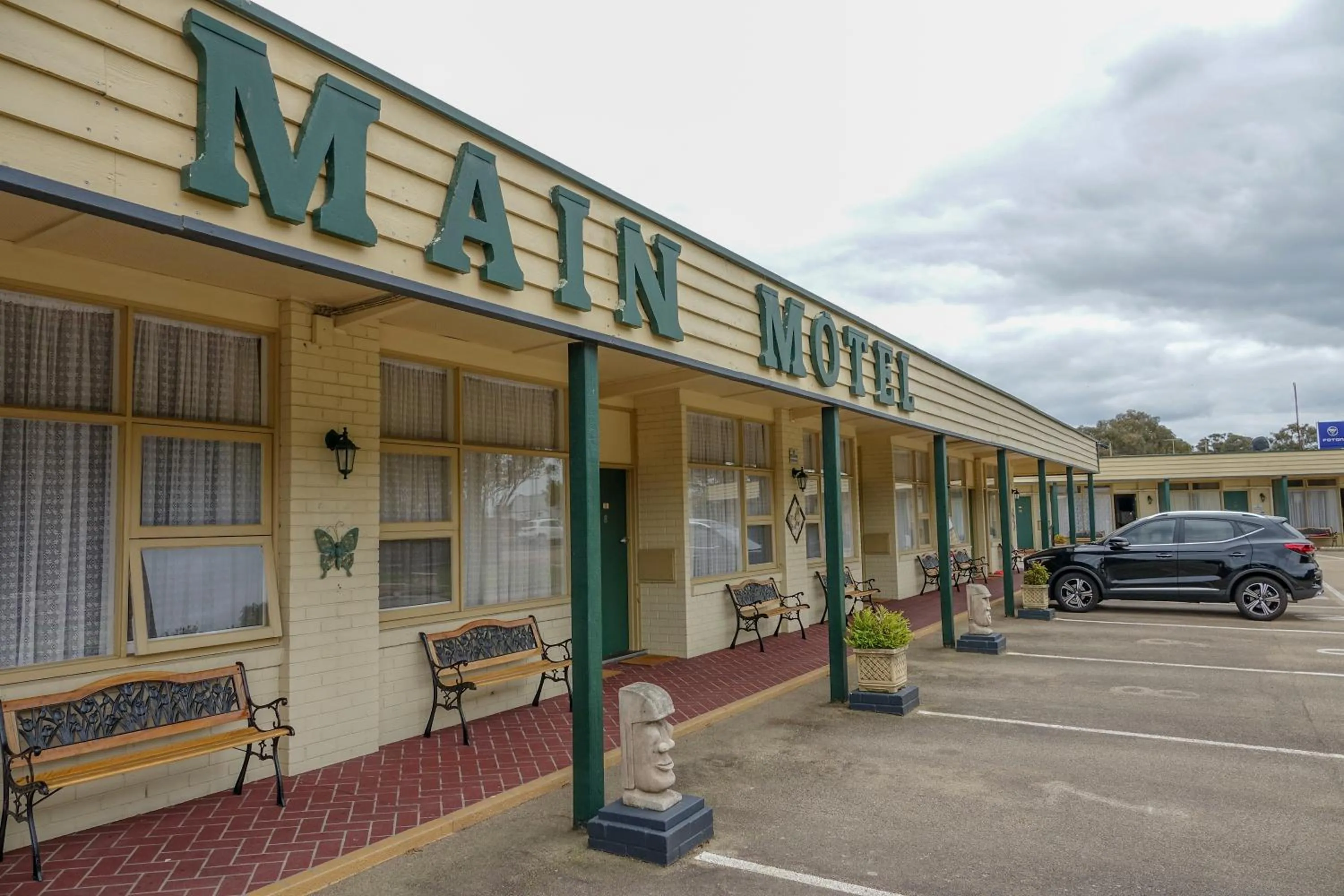 Parking in Bairnsdale Main Motel