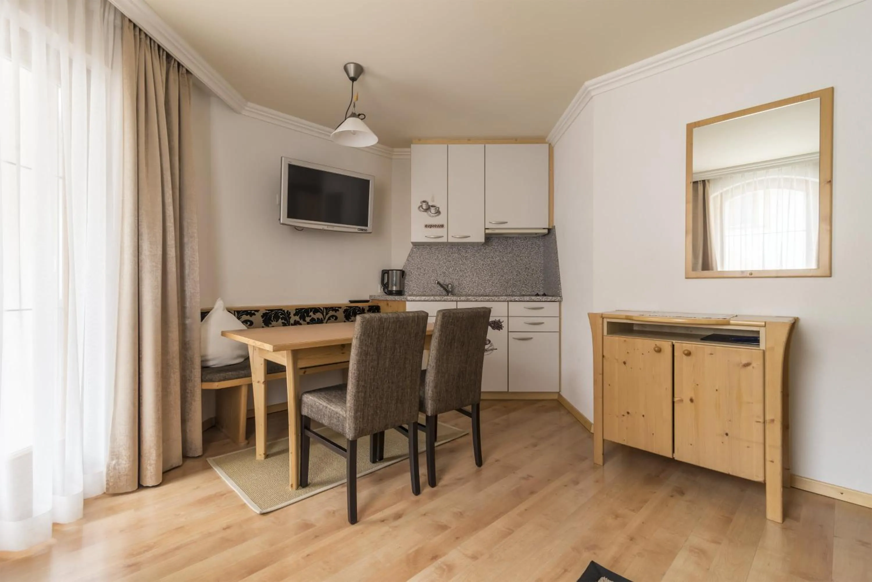 Photo of the whole room in Hotel Garni Chasa Nova