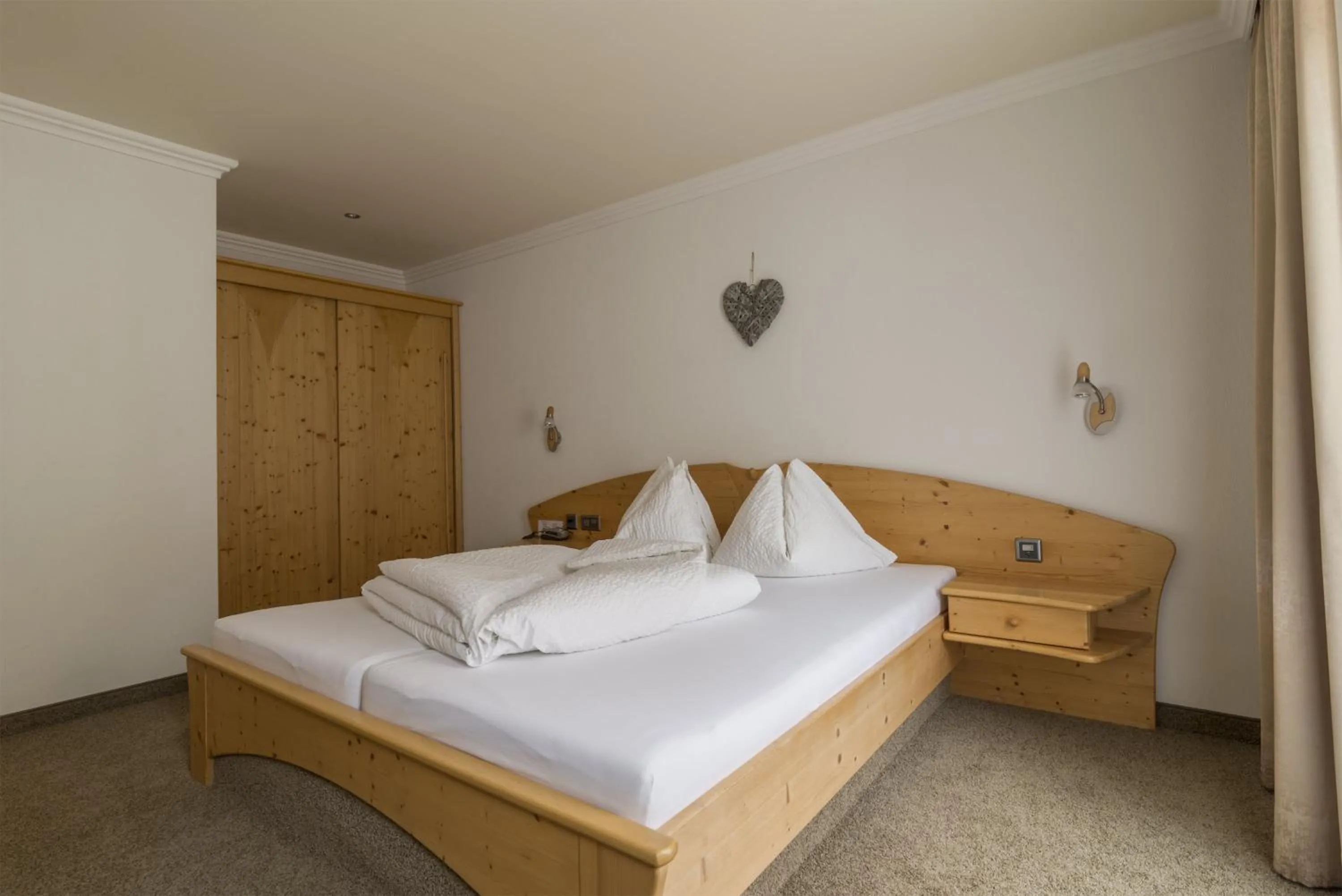 Bed in Hotel Garni Chasa Nova