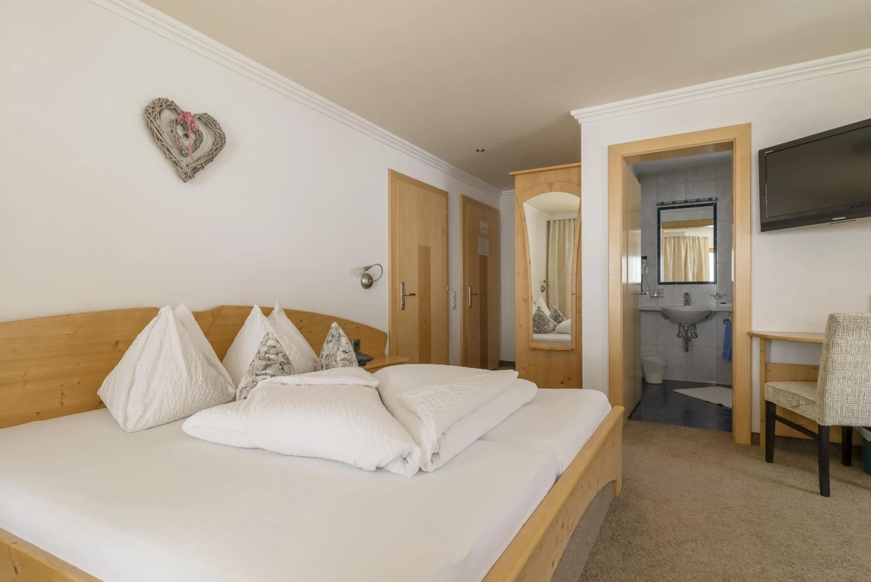 Photo of the whole room, Bed in Hotel Garni Chasa Nova