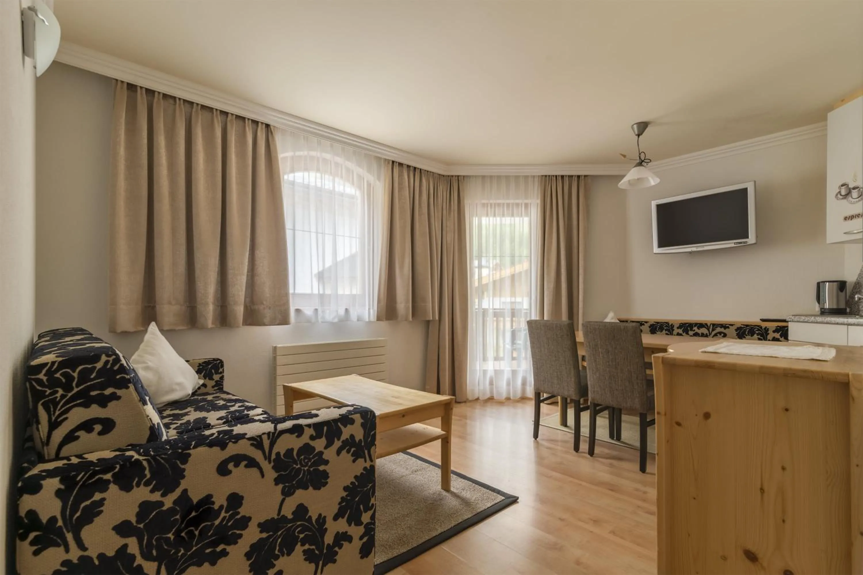 Living room, Bed in Hotel Garni Chasa Nova