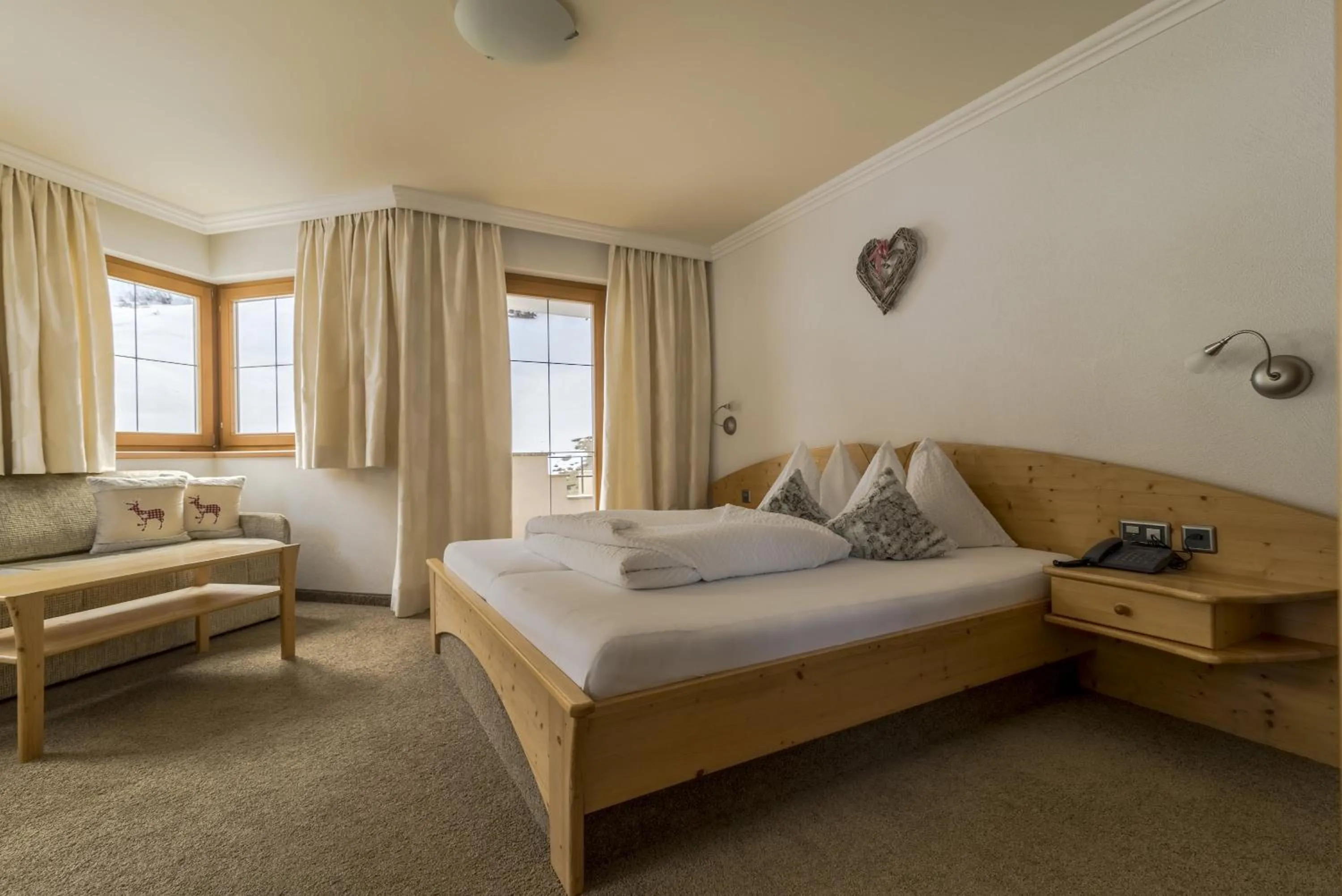 Photo of the whole room, Bed in Hotel Garni Chasa Nova