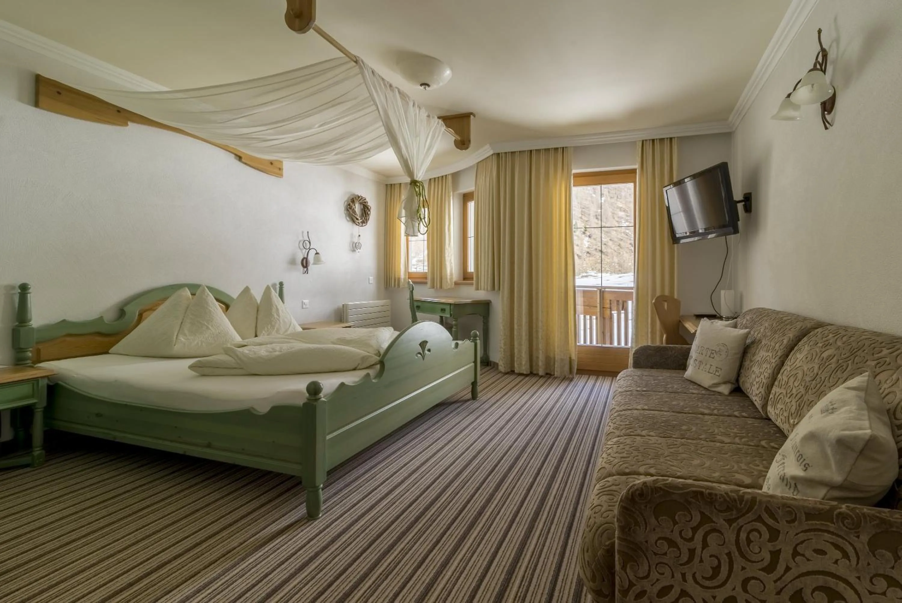Photo of the whole room, Bed in Hotel Garni Chasa Nova