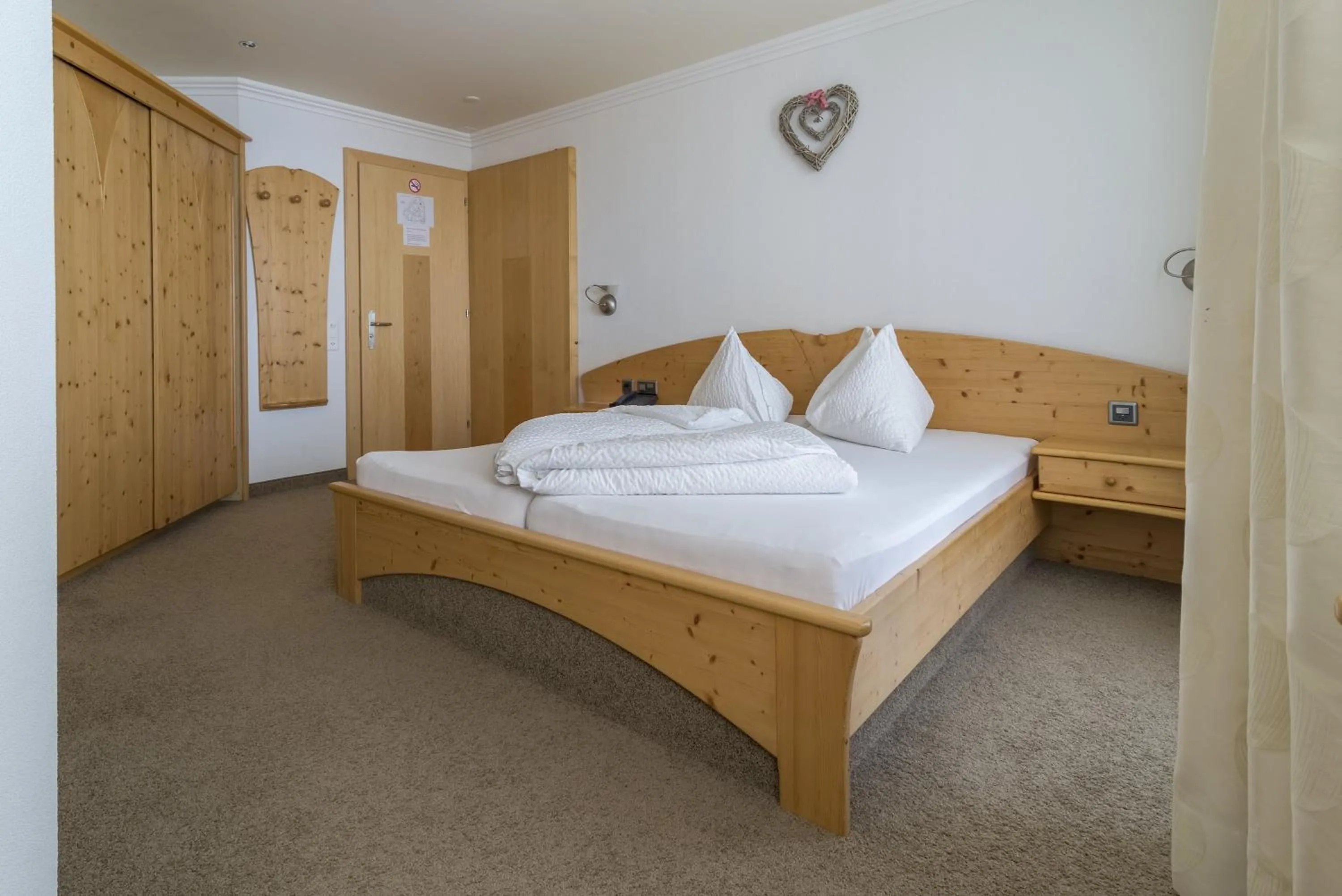 Bed in Hotel Garni Chasa Nova
